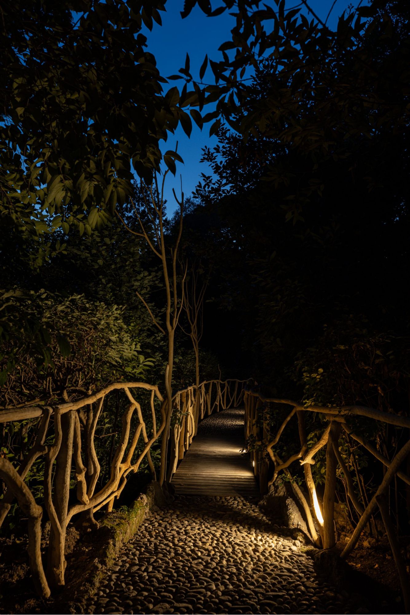 Passerella illuminata di notte