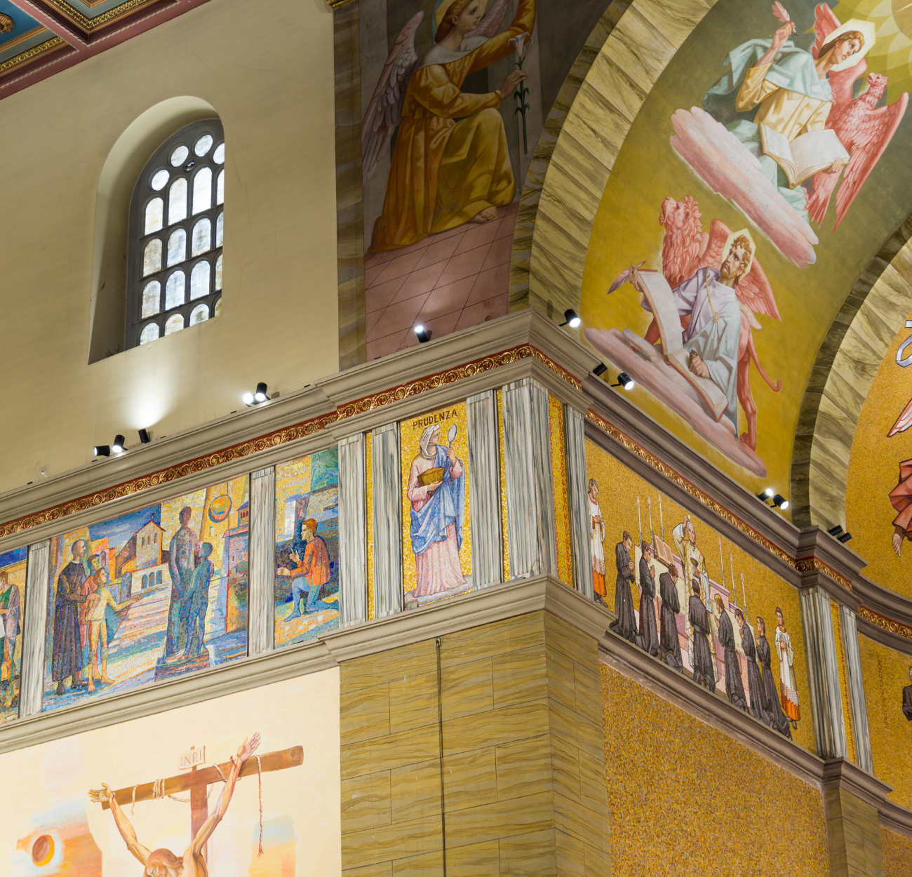 Interno di una chiesa illuminato da faretti