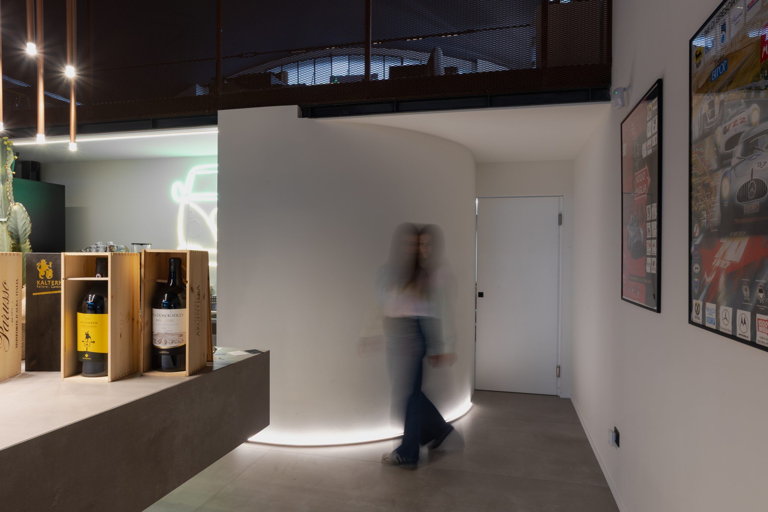 Illuminazione wall-wash su parete tondeggiante bianca