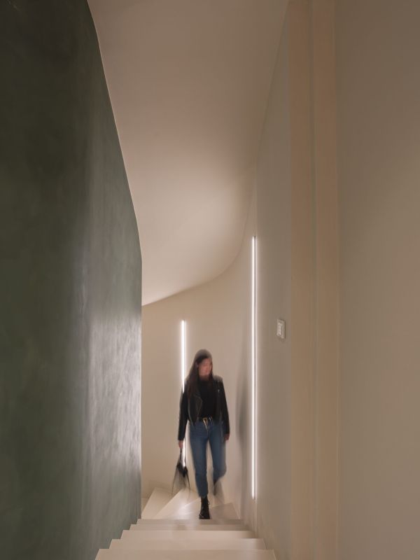 Luci accese in sala per l’ingresso degli spettatori a teatro
