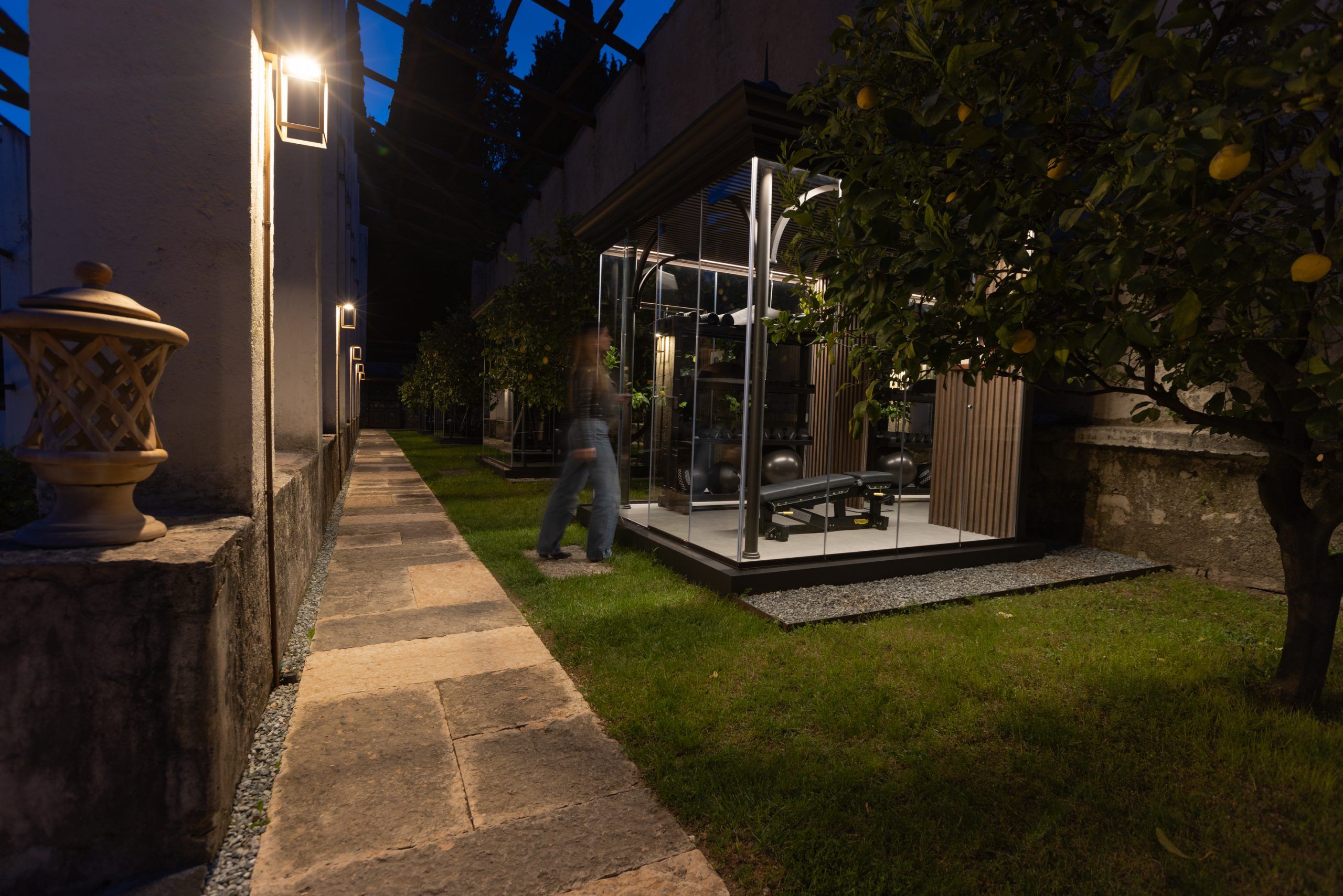 Lampada lanterna illumina una zona palestra