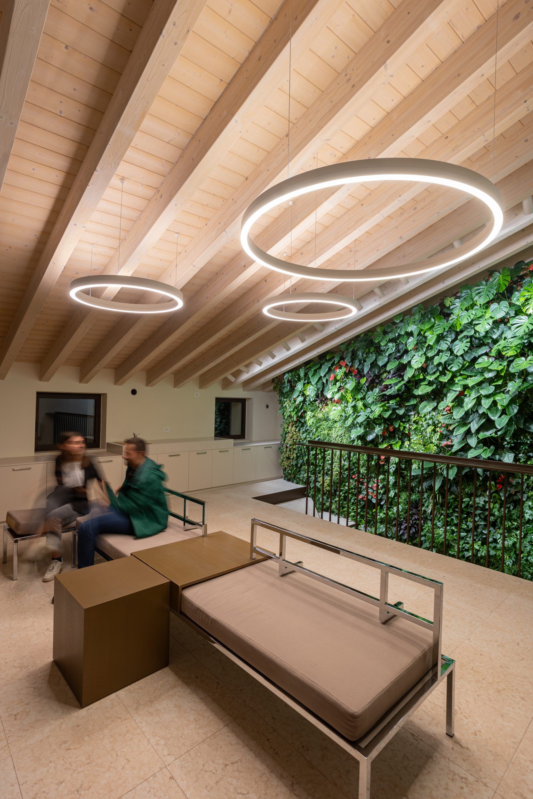 Proiettori LED Intra Lighting installati sul soffitto del Cinema