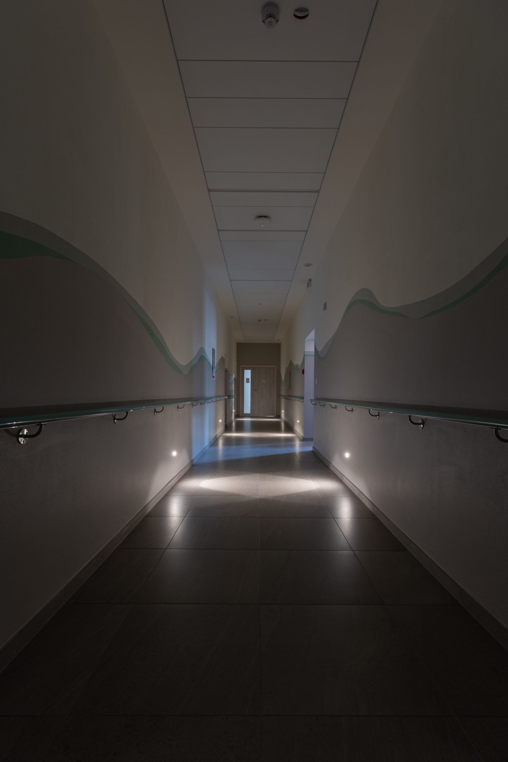 Illuminazione notturna corridoio con segnapassi struttura sanitaria