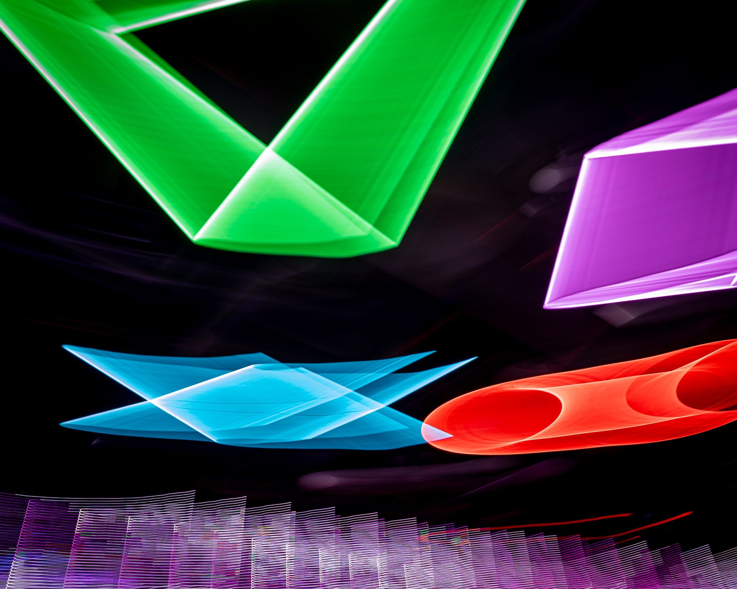 Dettaglio delle geometrie di luce LED (quadrato viola, triangolo verde) sospese al soffitto per il progetto di illuminazione della sala giochi LOG.