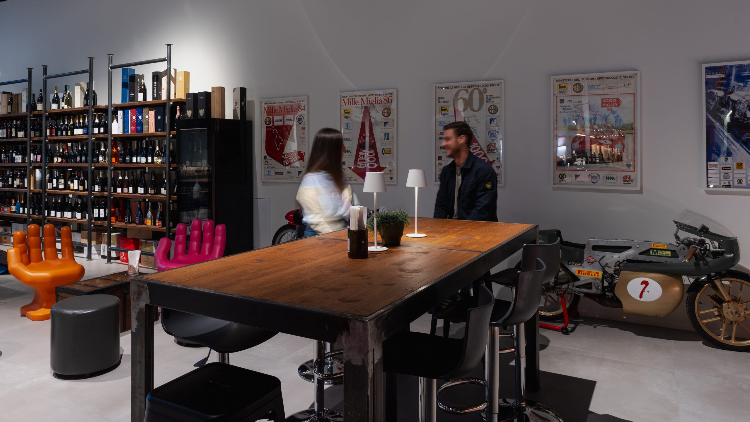 Illuminazione morbida sopra i tavoli del bar enoteca con aggiunta di lampade ricaricabili