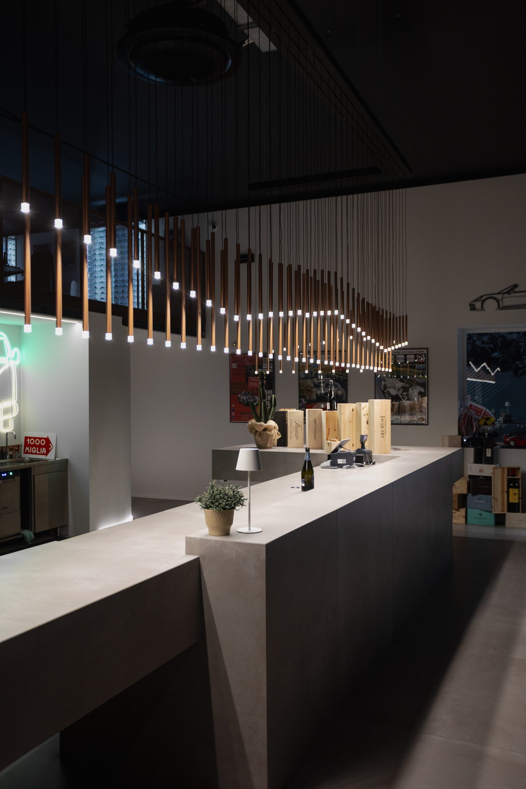 Luce d'accento con sospensioni tubolari illuminano il bancone del bar