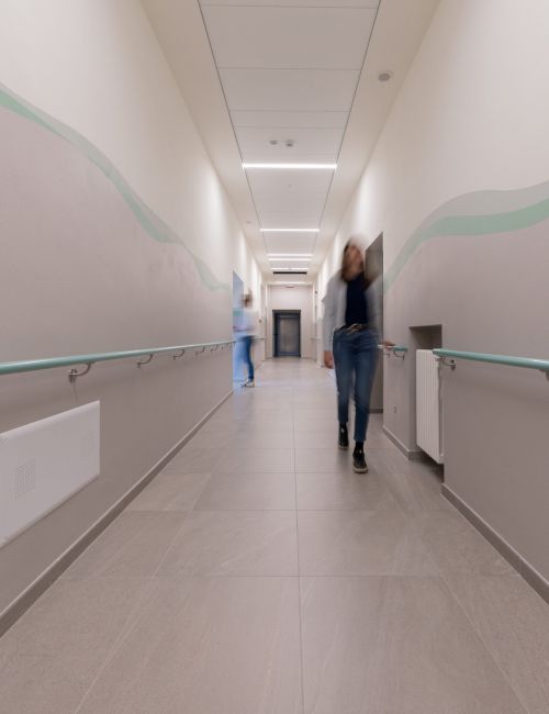 Corridoio illuminato della struttura sanitaria di Desenzano