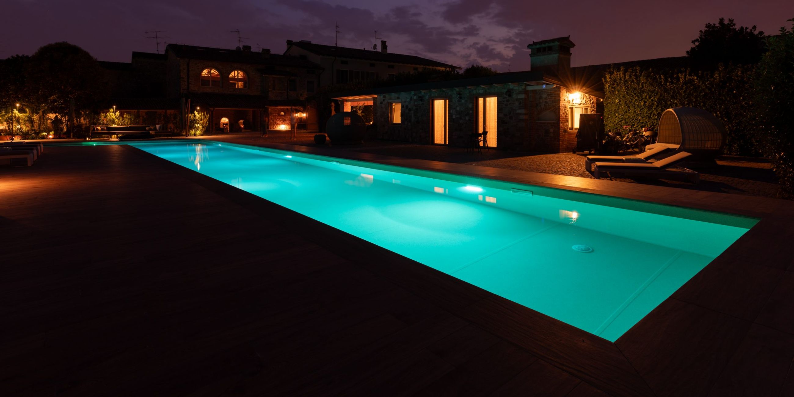 Piscina illuminata di notte