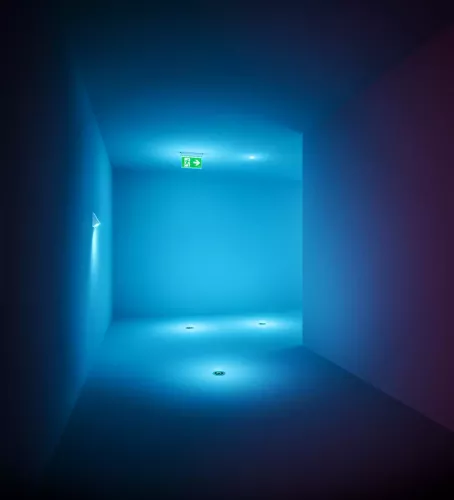 Lampada di emergenza in una stanza illuminata di blu
