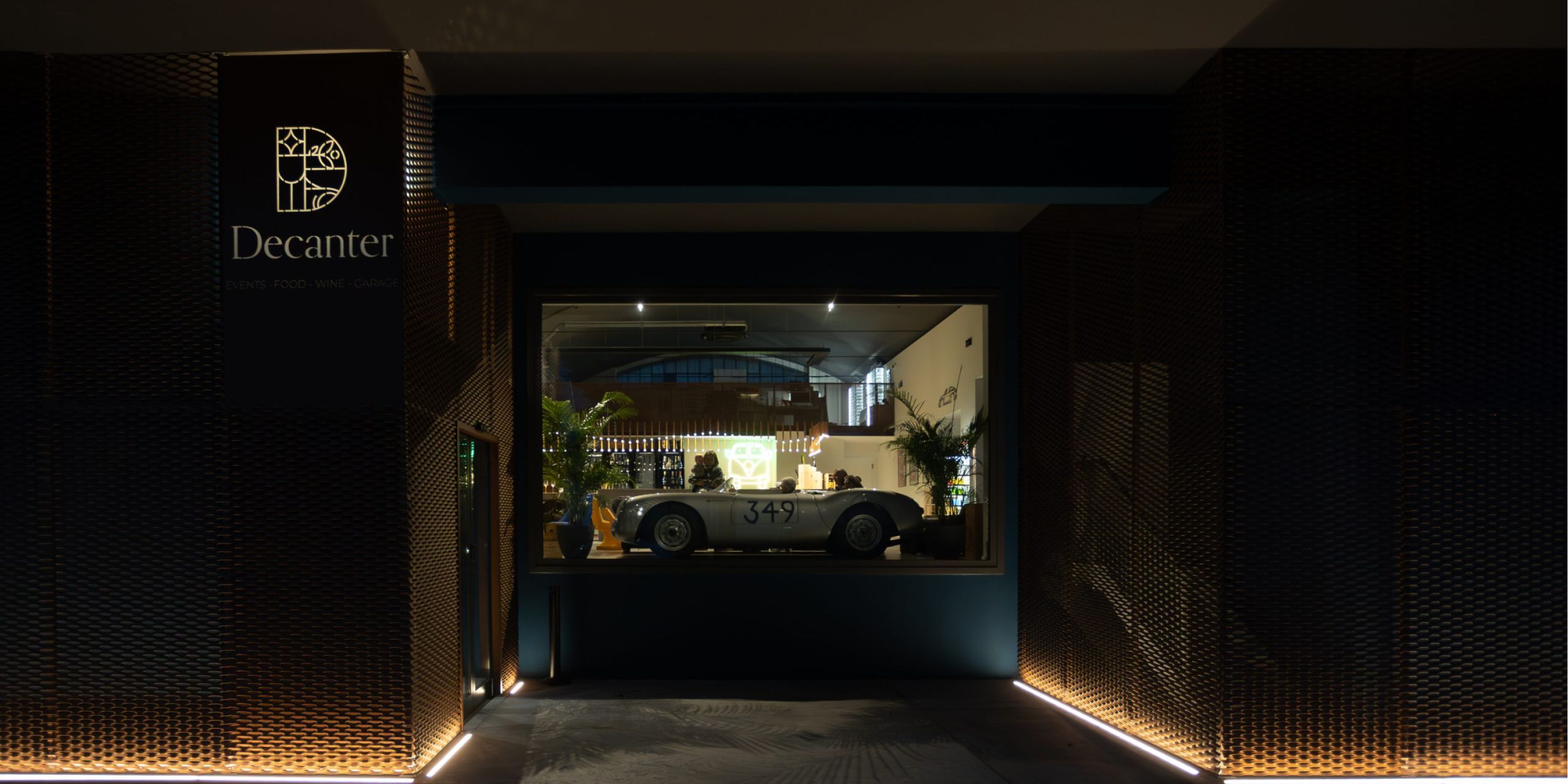 Illuminazione esterna vetrine bar enoteca con strisce led perimetrali