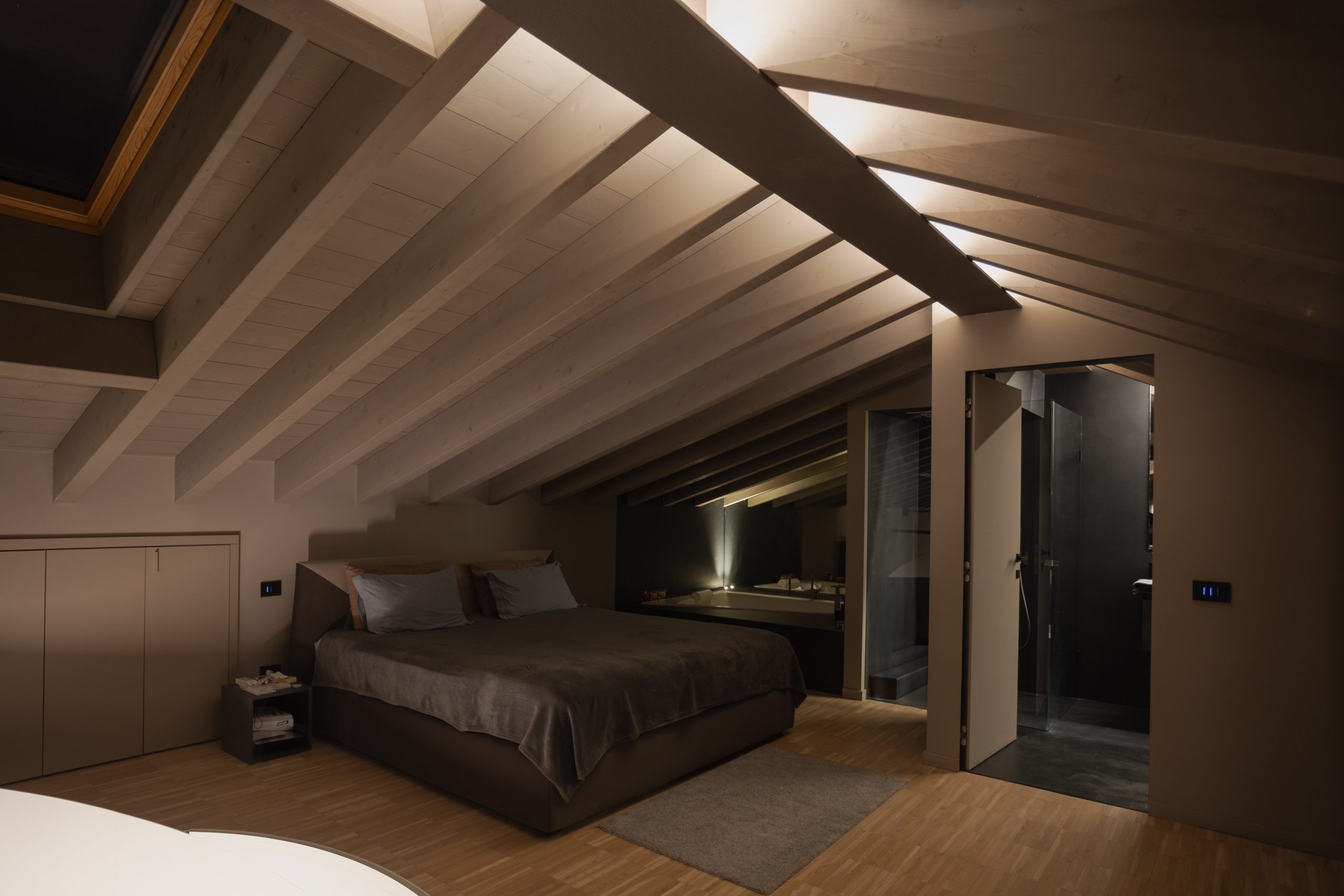 Illuminazione morbida sopra i tavoli del bar enoteca con aggiunta di lampade ricaricabili