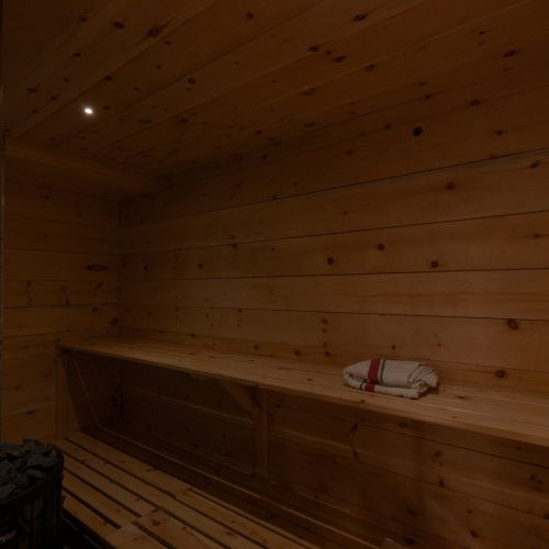 Sauna dello chalet illuminata con faretti