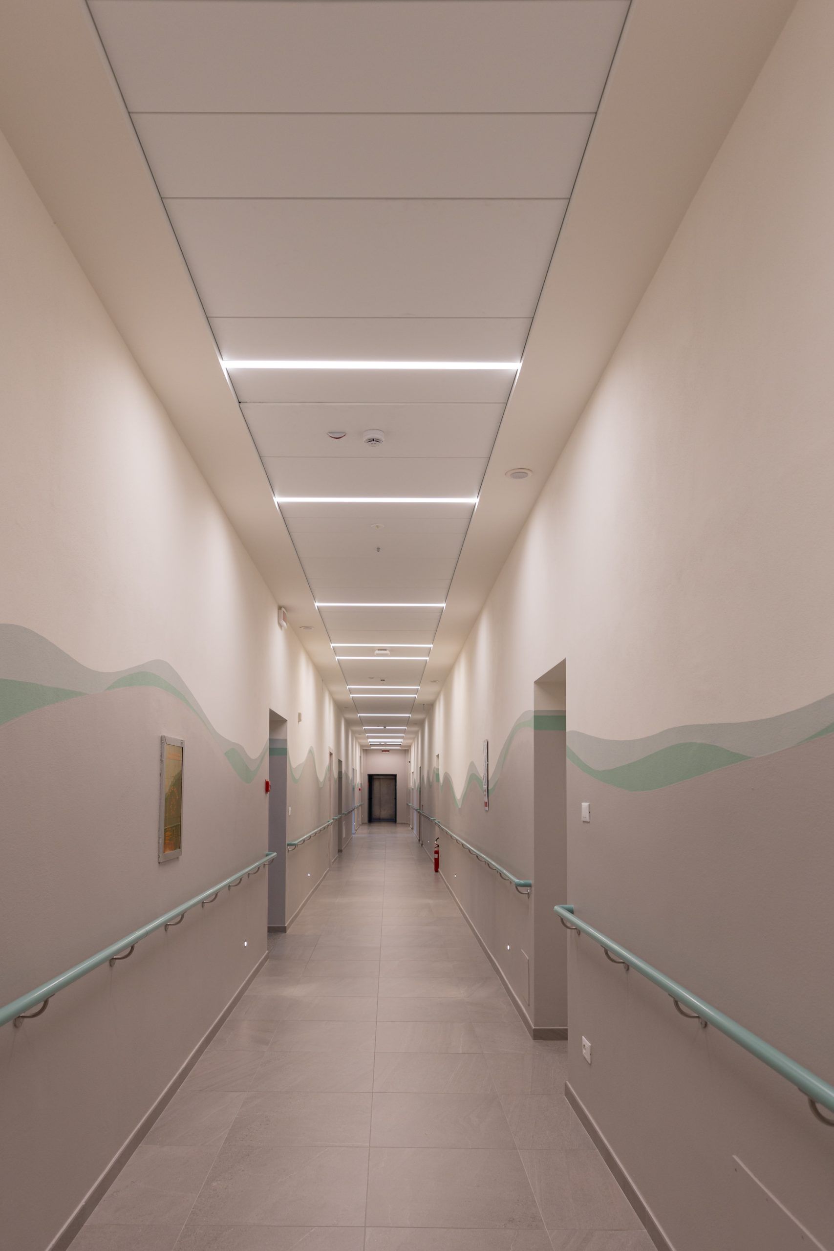 immagine del corridoio illuminato della RSA di desenzano