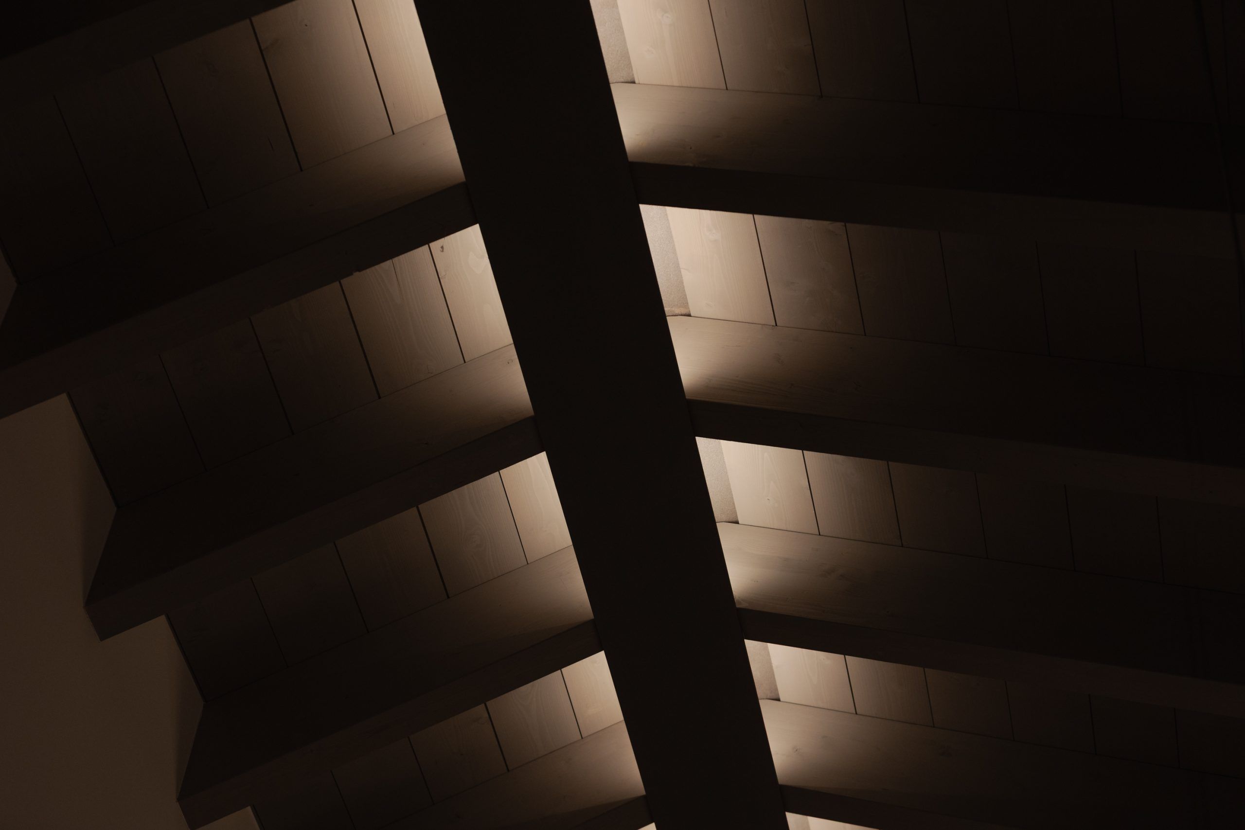 Vista del bancone illuminato del bar enoteca Decanter