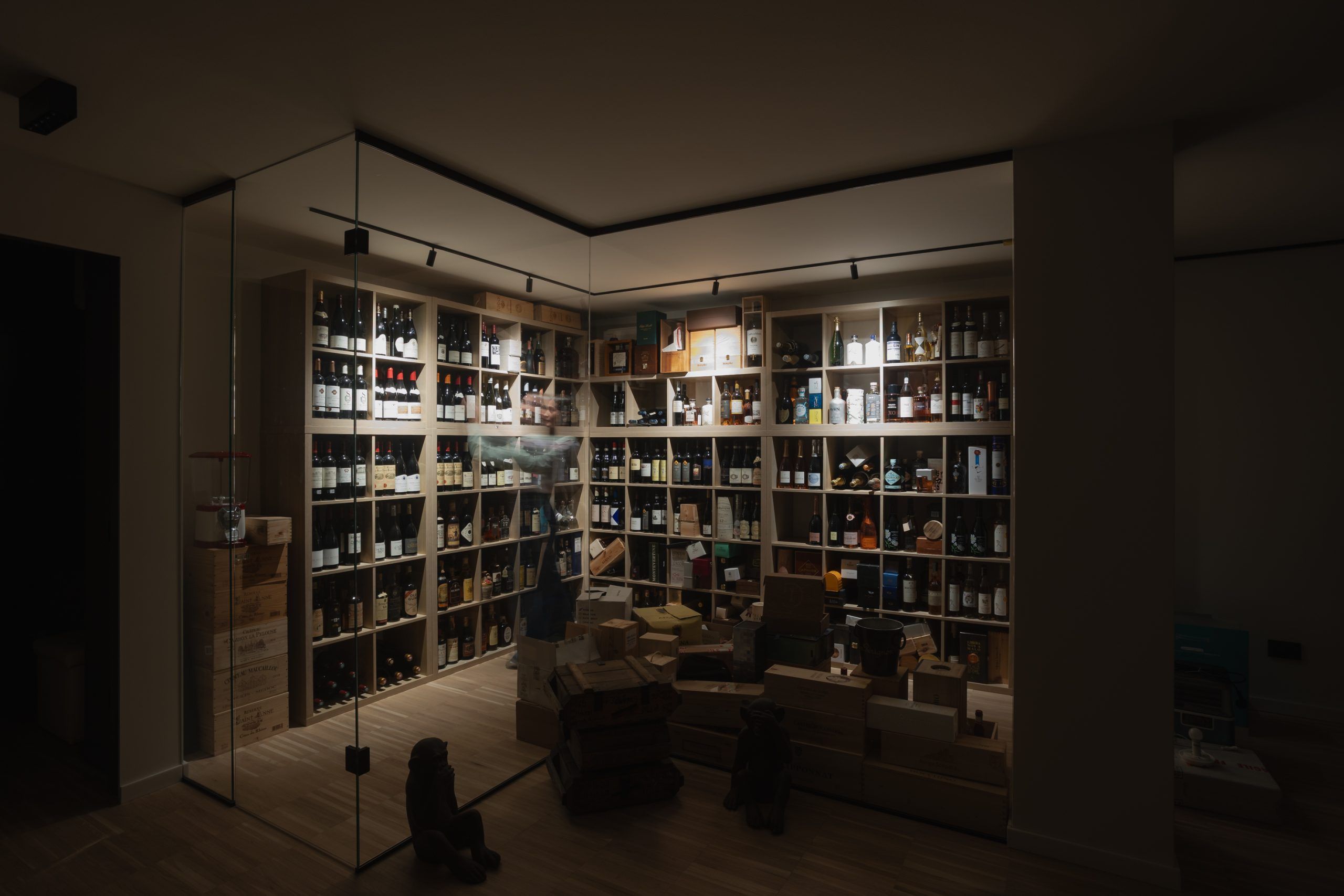 Illuminazione zona divani del bar enoteca in ex capannone industriale