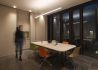 Piccola sala riunioni illuminata con sospensione led