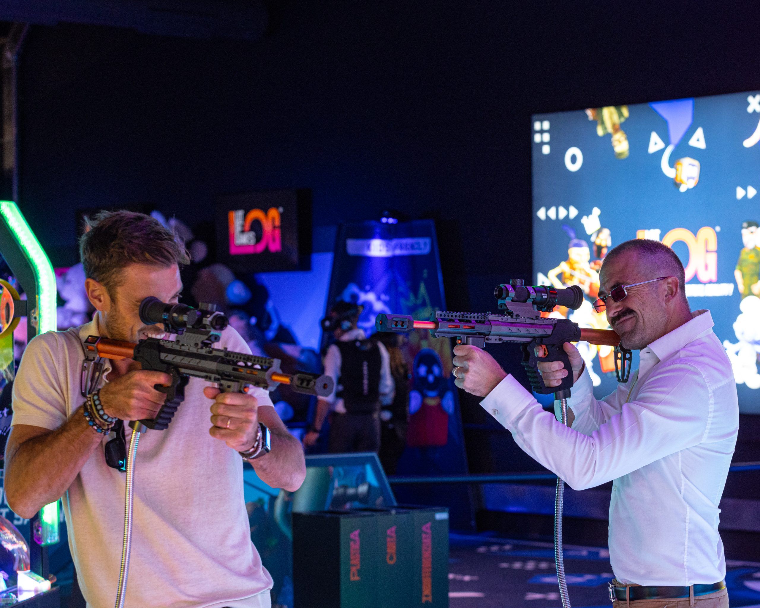 L'illuminazione dinamica con LED colorati nella sala giochi LOG di Vimercate amplifica l'energia e l'emozione dei giocatori durante il gioco.