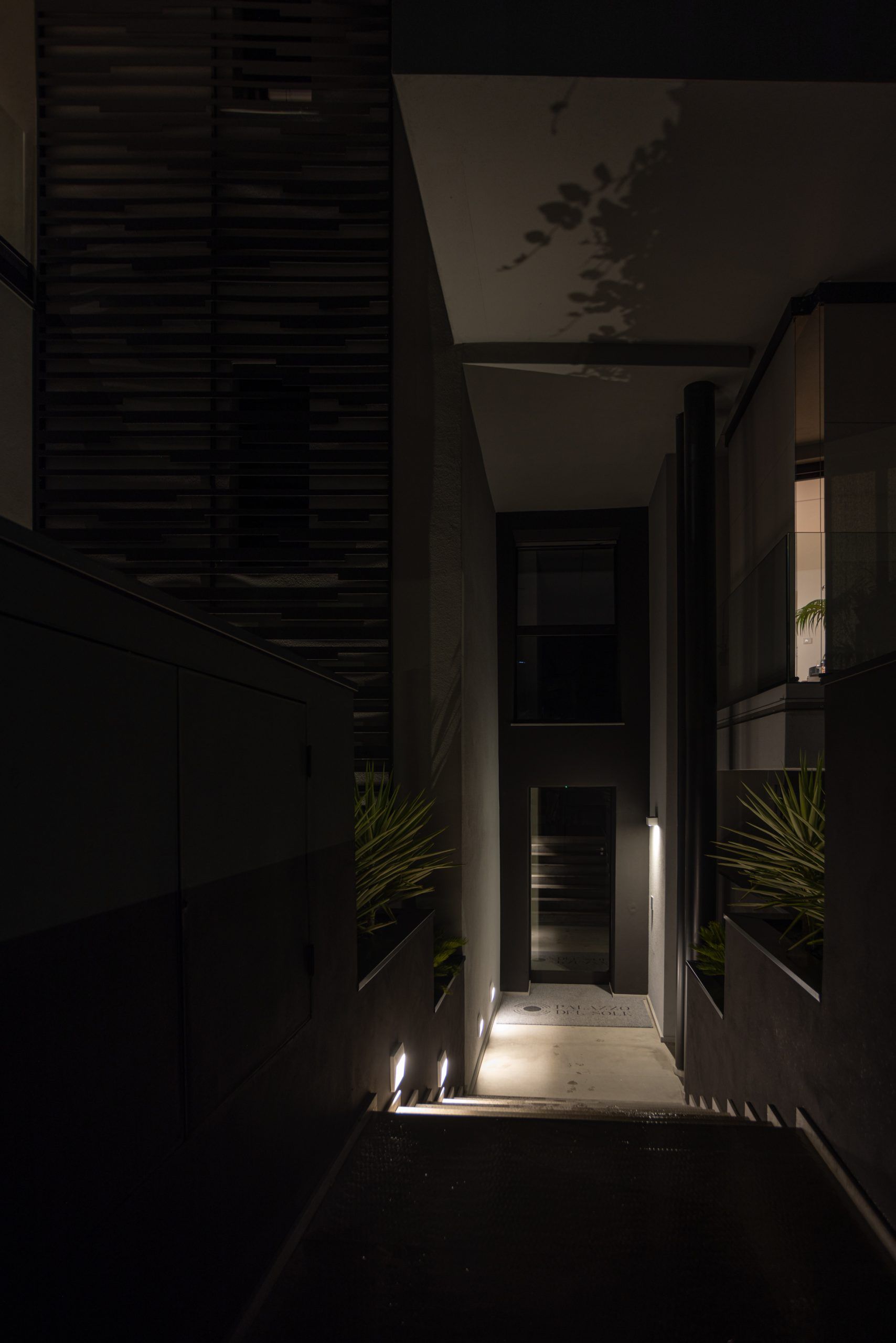 Entrata del condominio con illuminazione tecnica segnapasso