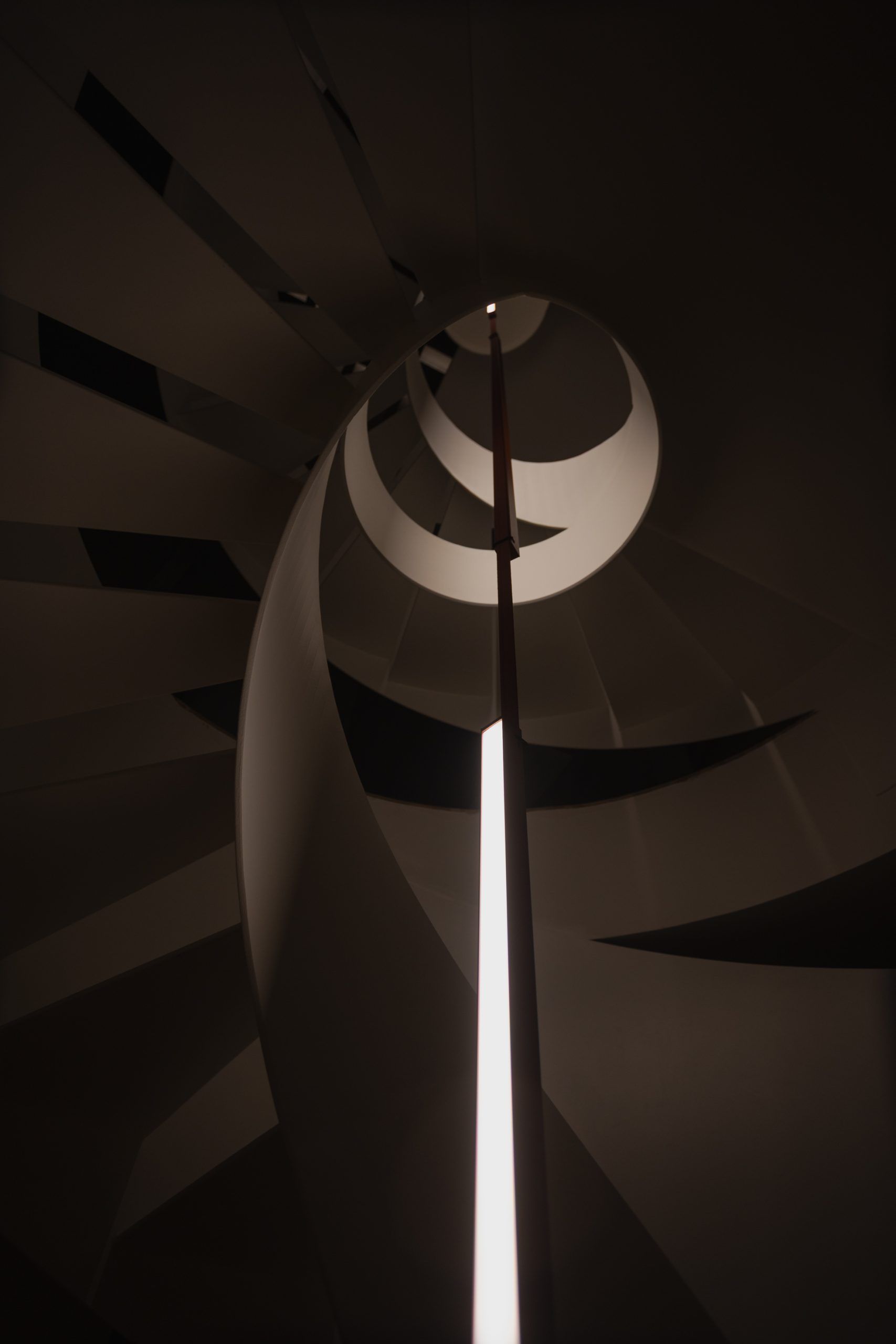 Vista del bancone illuminato del bar enoteca Decanter