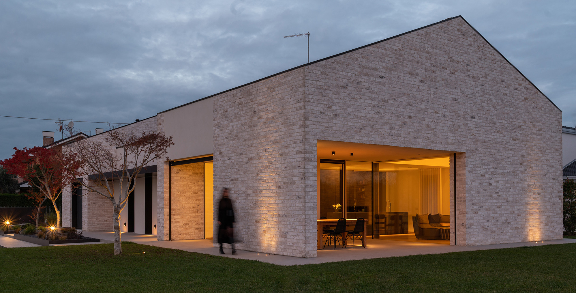 Esterno di una villa con giardino illuminata