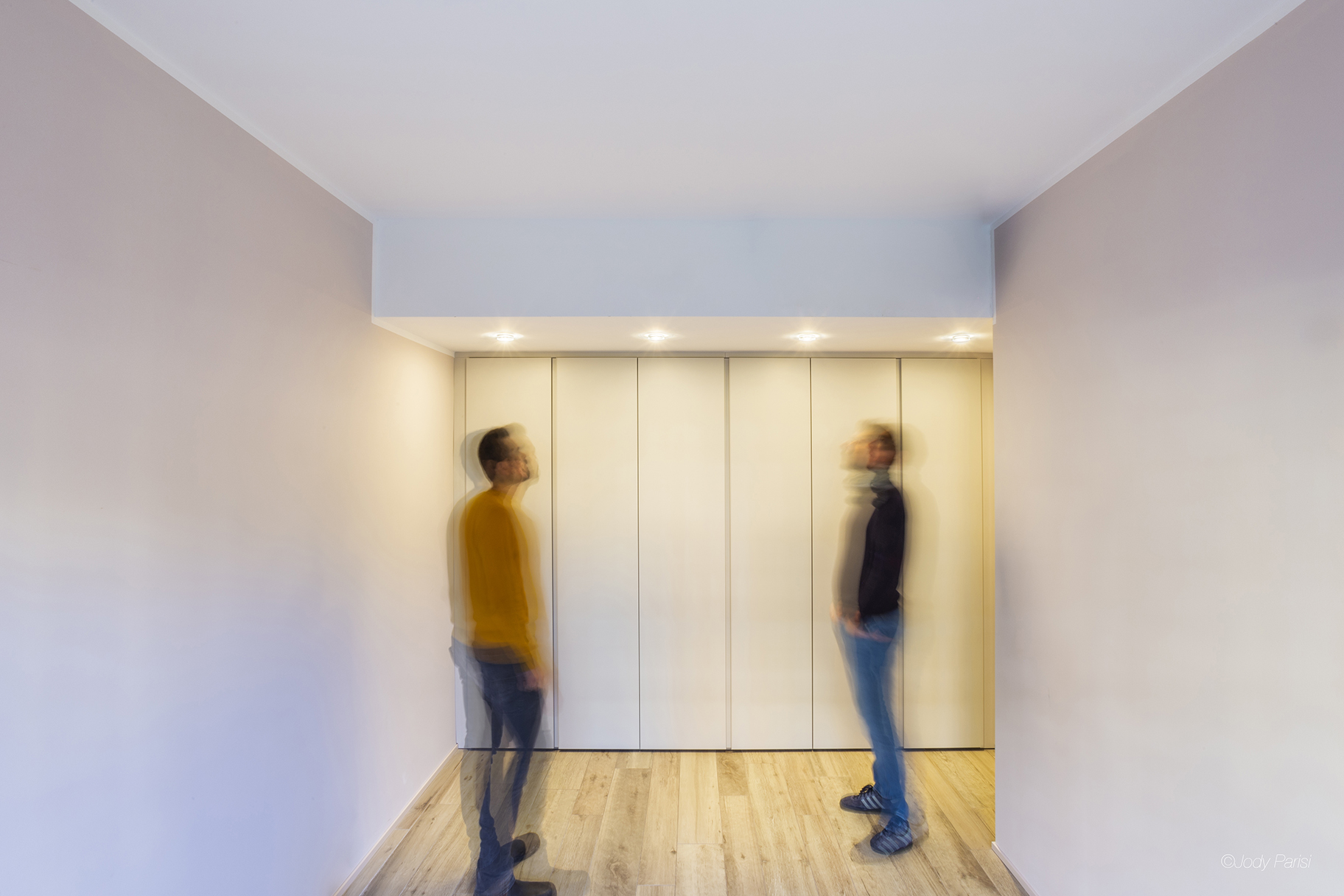 due uomini guardano i faretti da soffitto di un appartamento