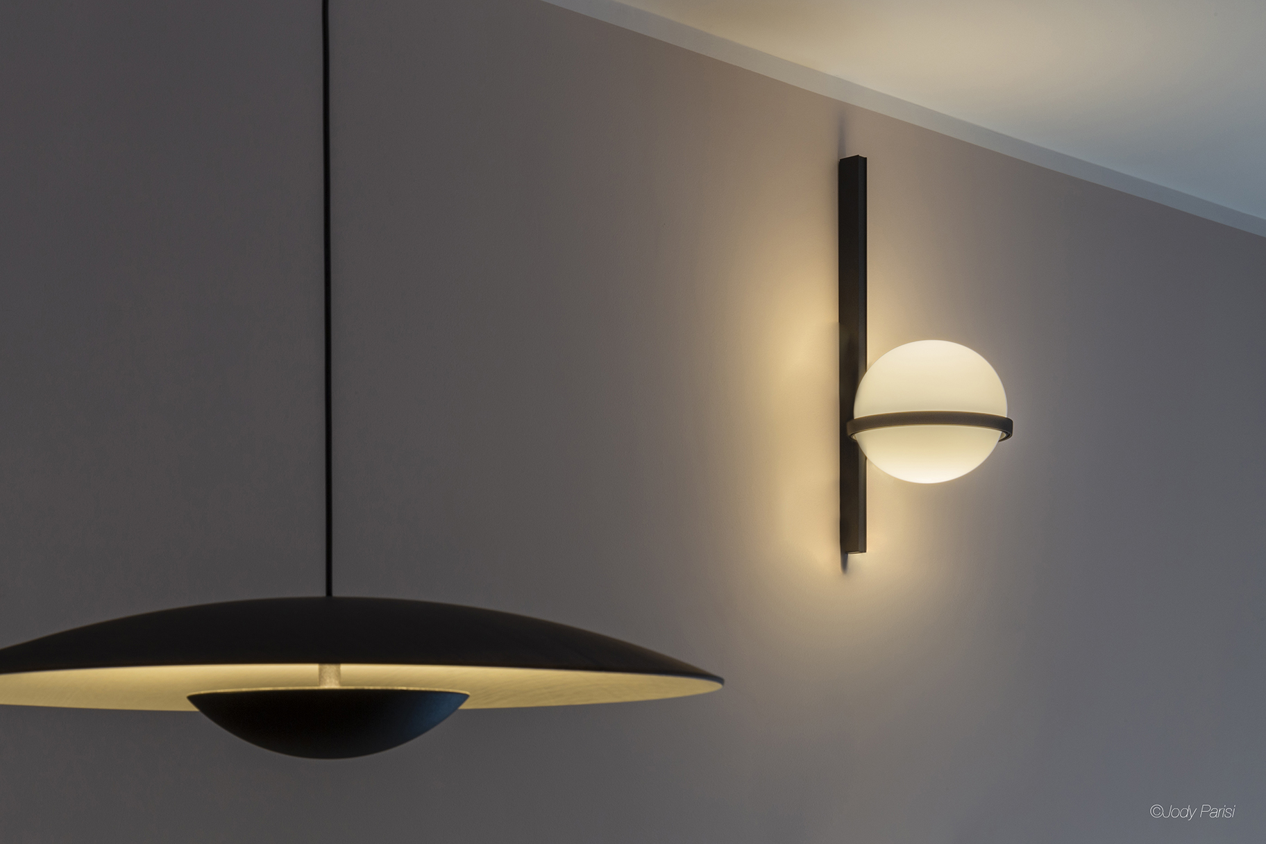 foto di una lampada a sospensione e di una lampada da parete moderne