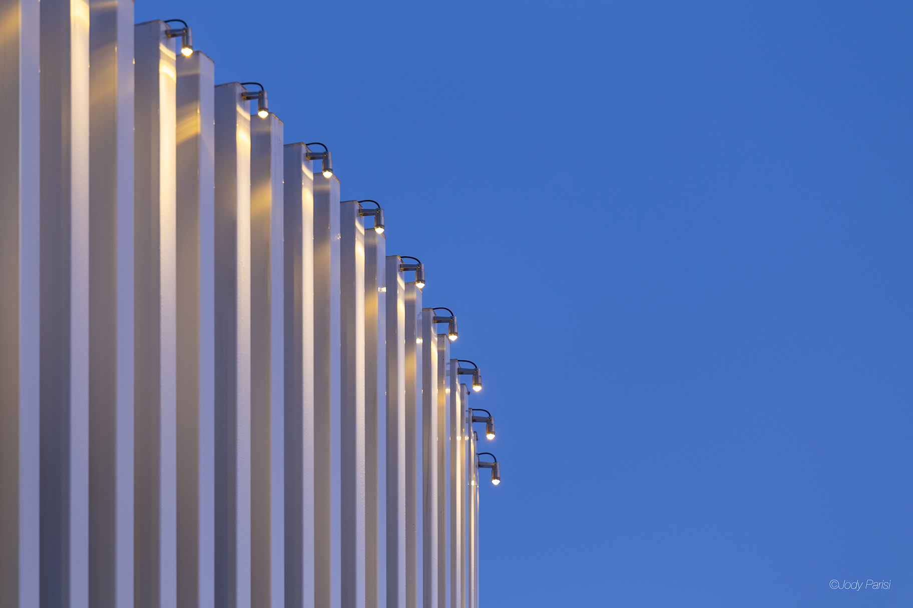 Foto di una fila di faretti che illuminano l' esterno di un edificio