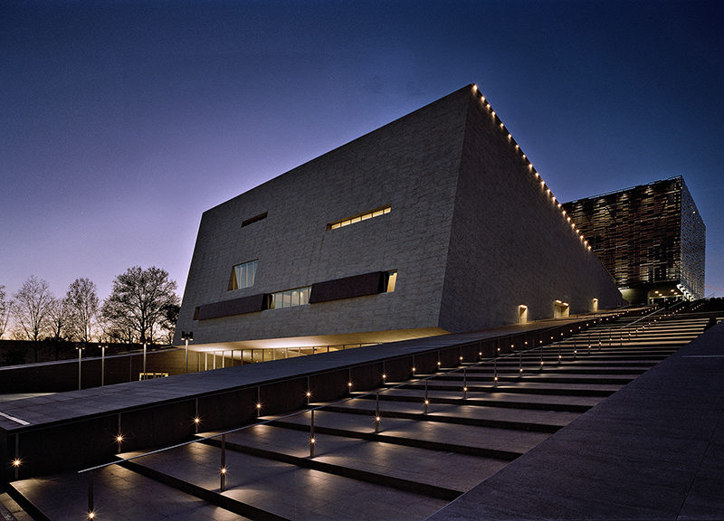 Costruzione dallo stile moderno illuminata di sera