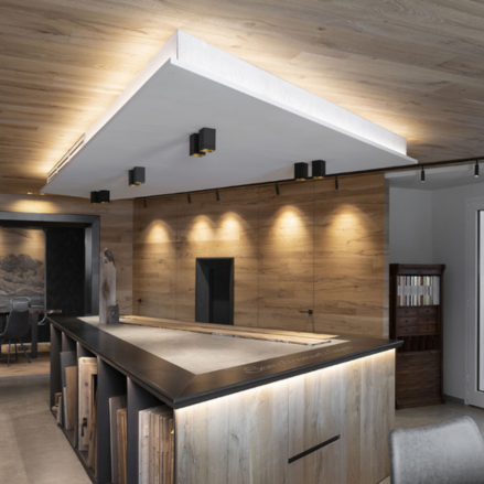 Isola di una casa illuminata con faretti da soffitto