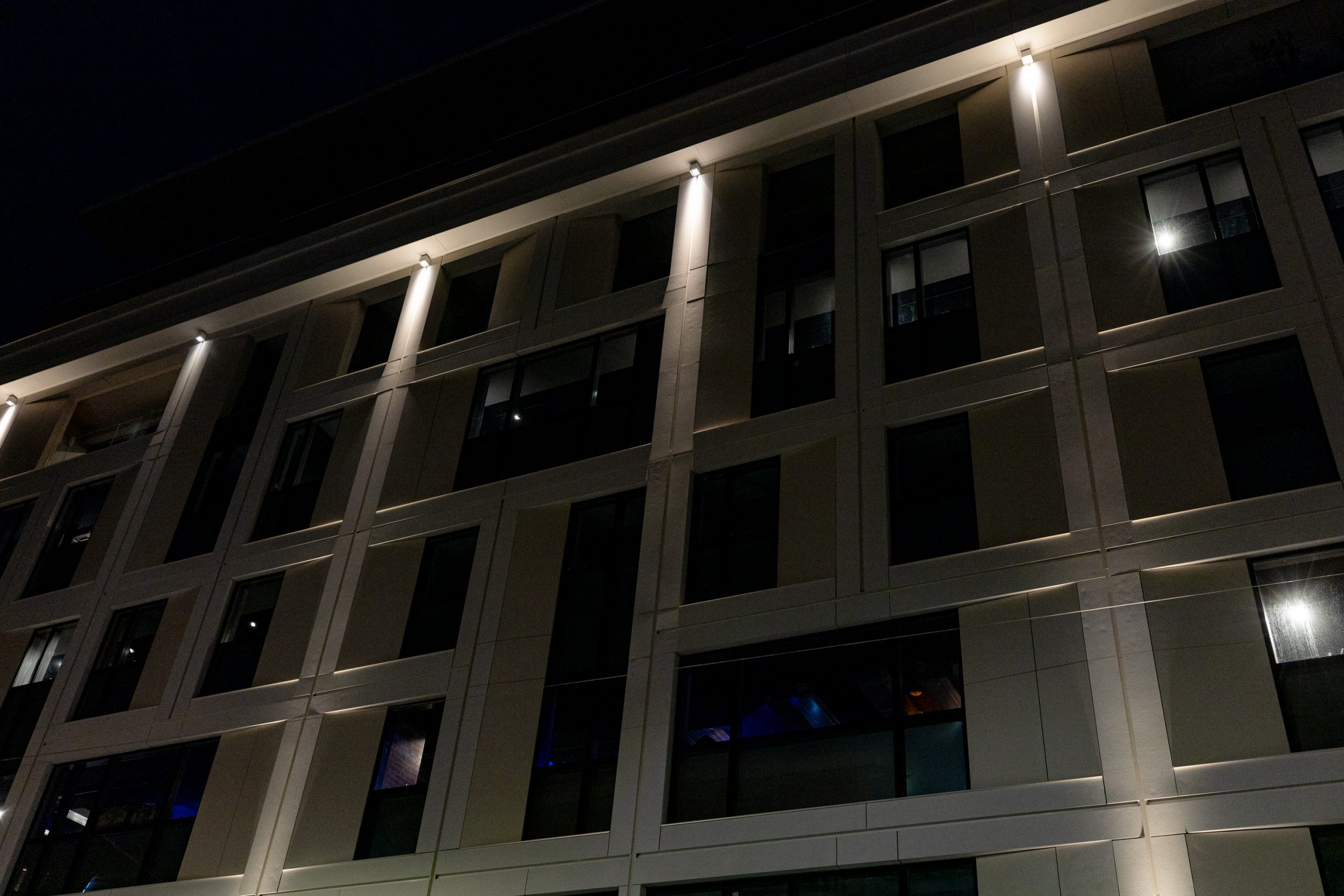 Foto della facciata di un palazzo illuminato di sera