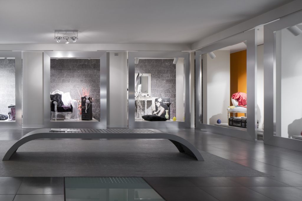 Illuminazione a sospensione con faretti per esposizione di un negozio