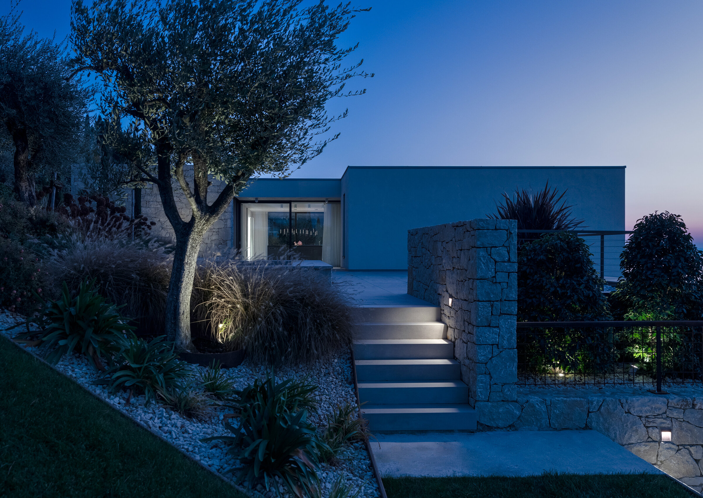 Faretti per illuminazione esterna di un vialetto