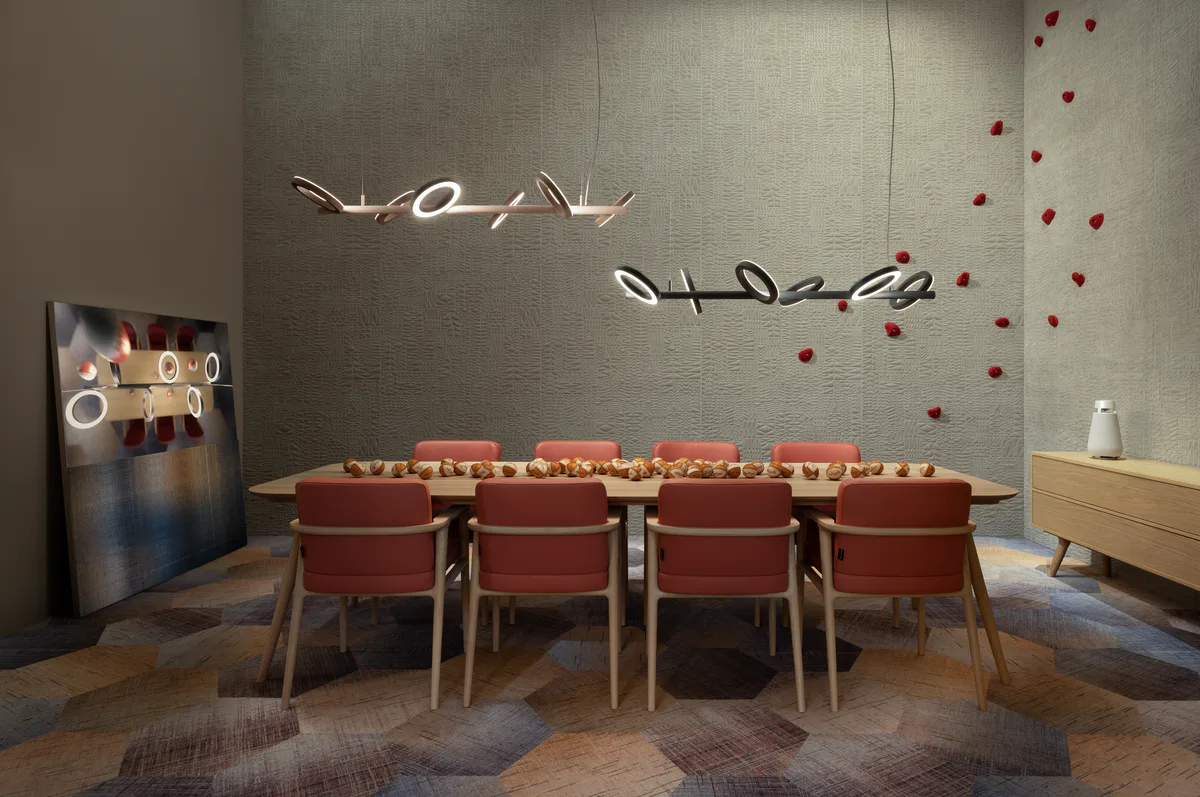 Luci a sospensione che illuminano un tavolo e delle sedie 