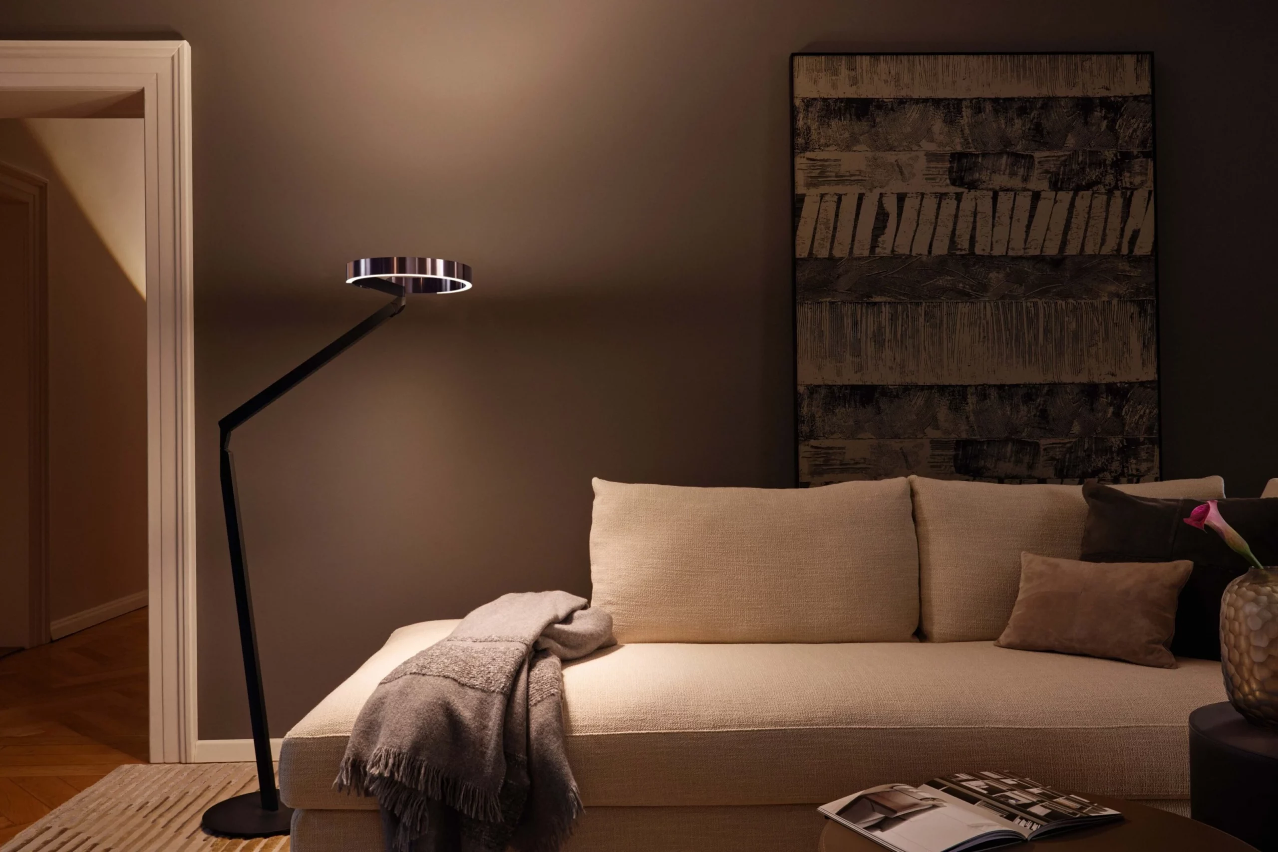 Lampada della collezione Mito di Occhio che illumina un salotto