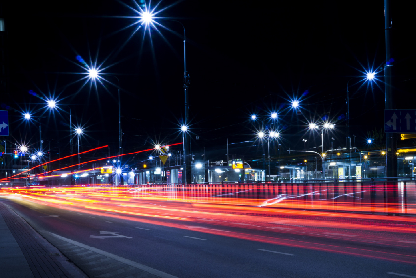 Lampioni che illuminano la strada e fasci di luce dinamici 