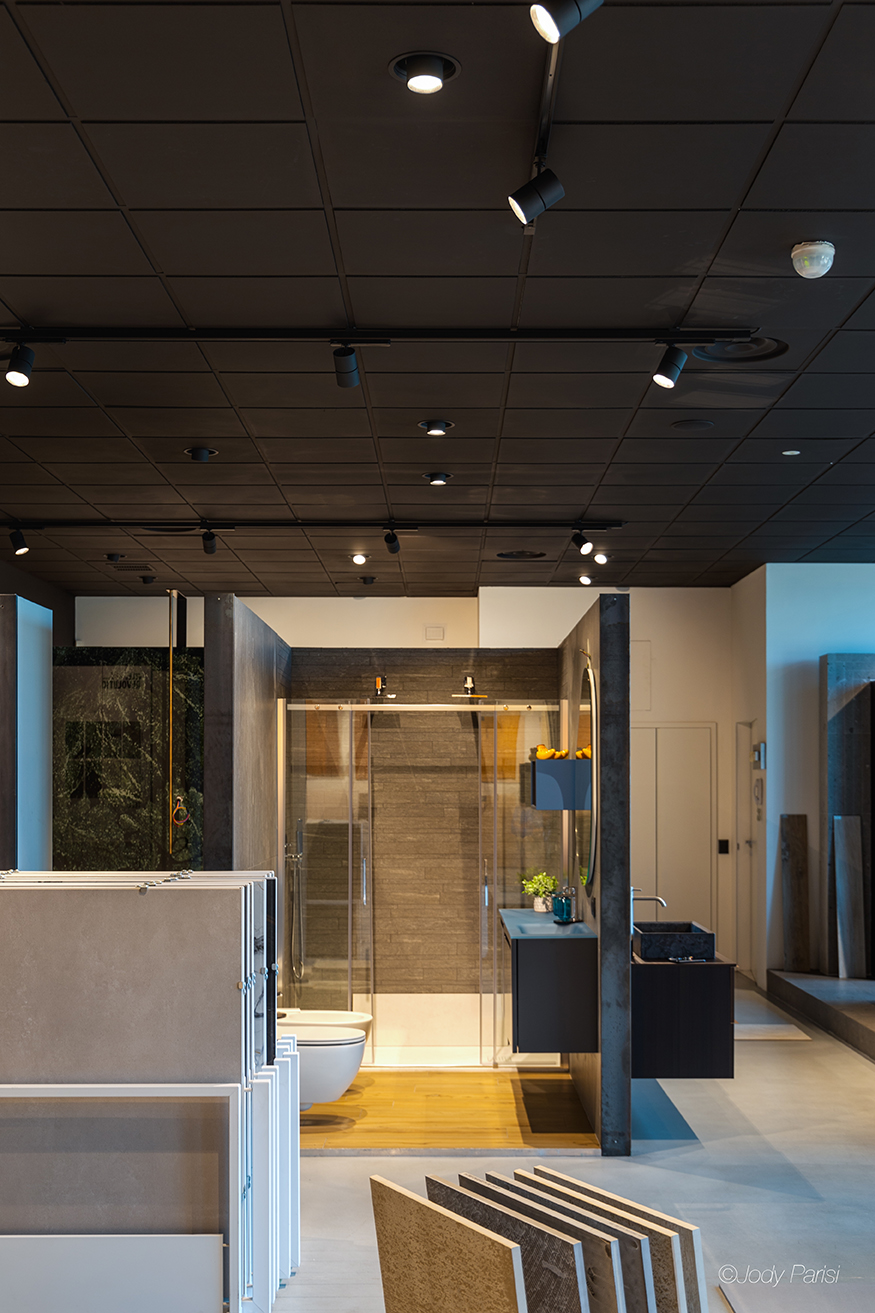 Salone espositivo illuminato da faretti da soffitto