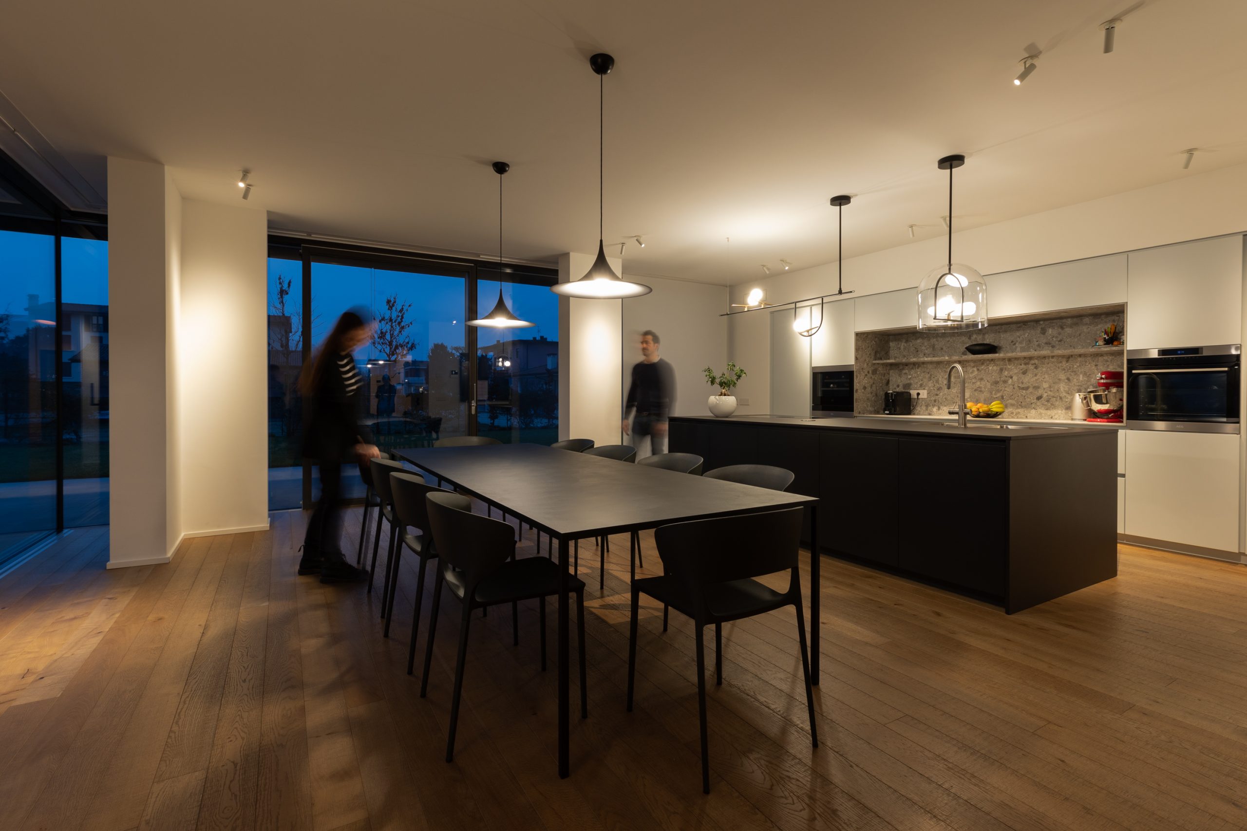 Una cucina open space illuminata con luci a sospensione di Artemide