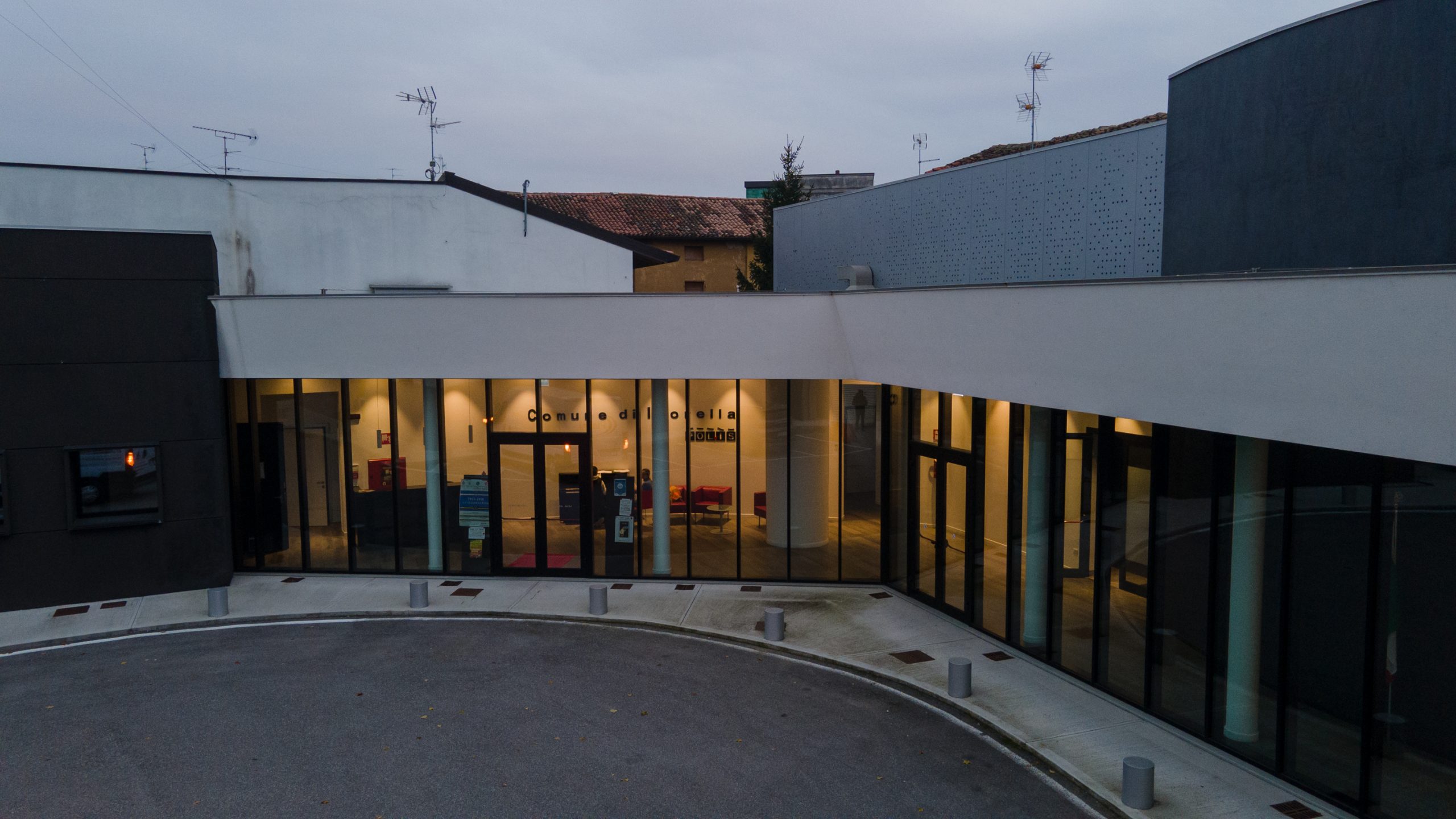 Esterno di un edificio illuminato