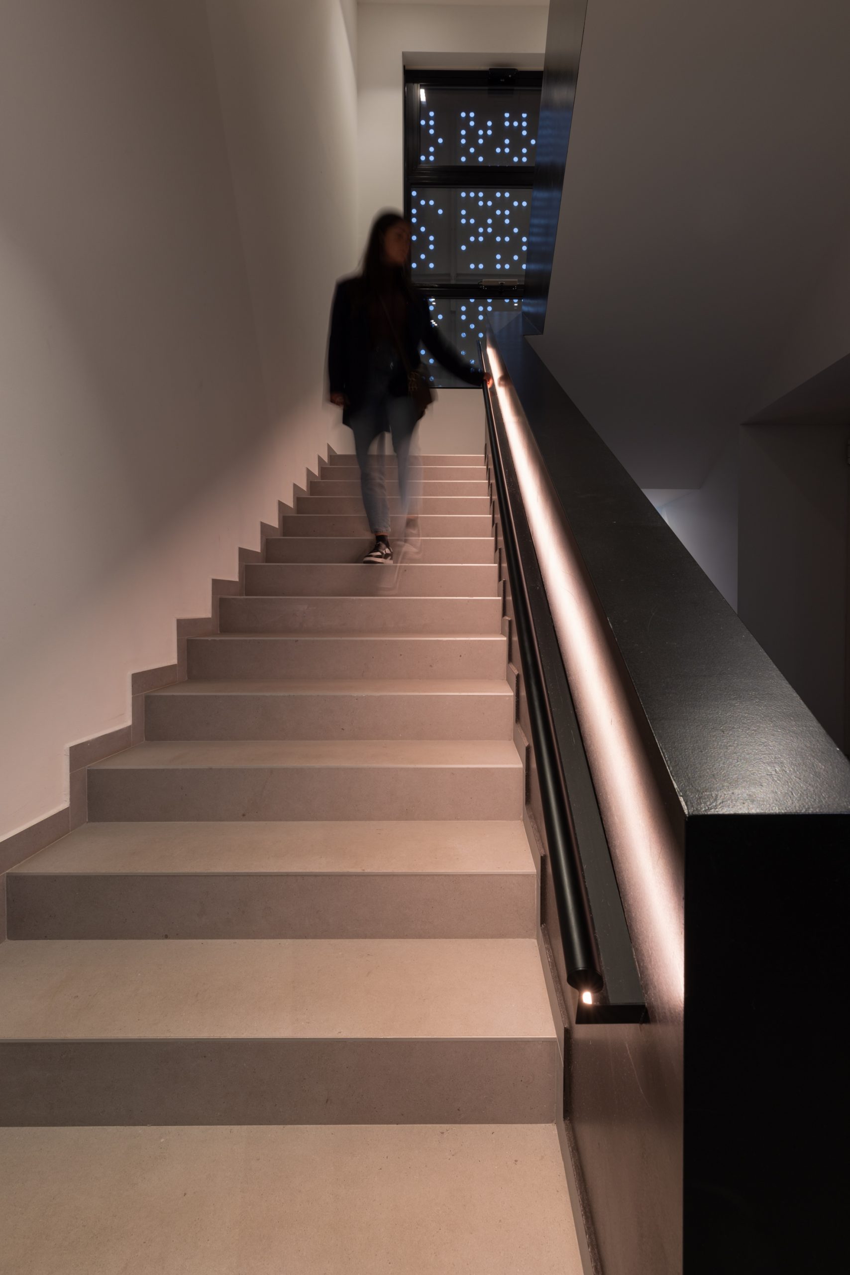 Scale con illuminazione al corrimano