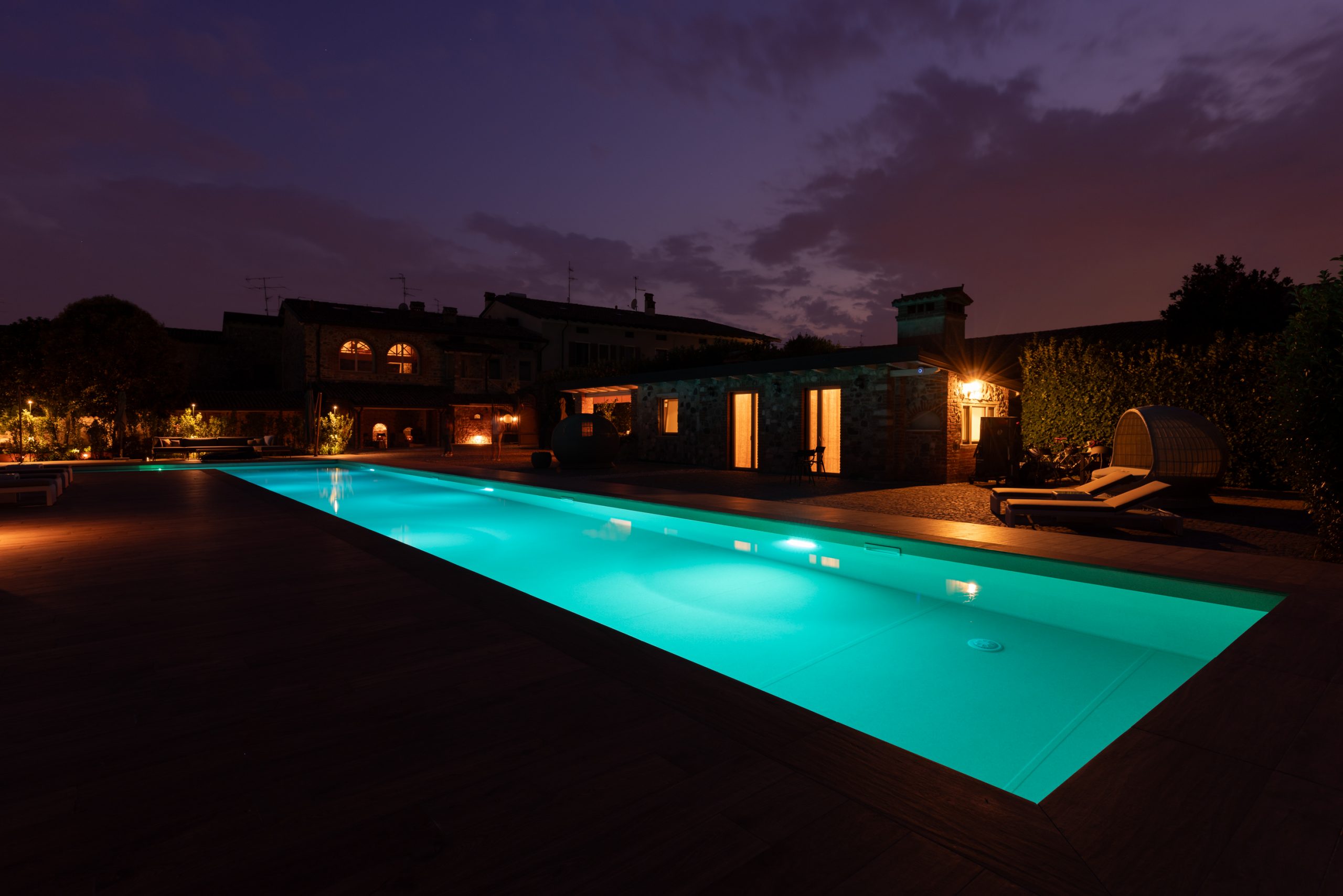 Piscina illuminata di notte
