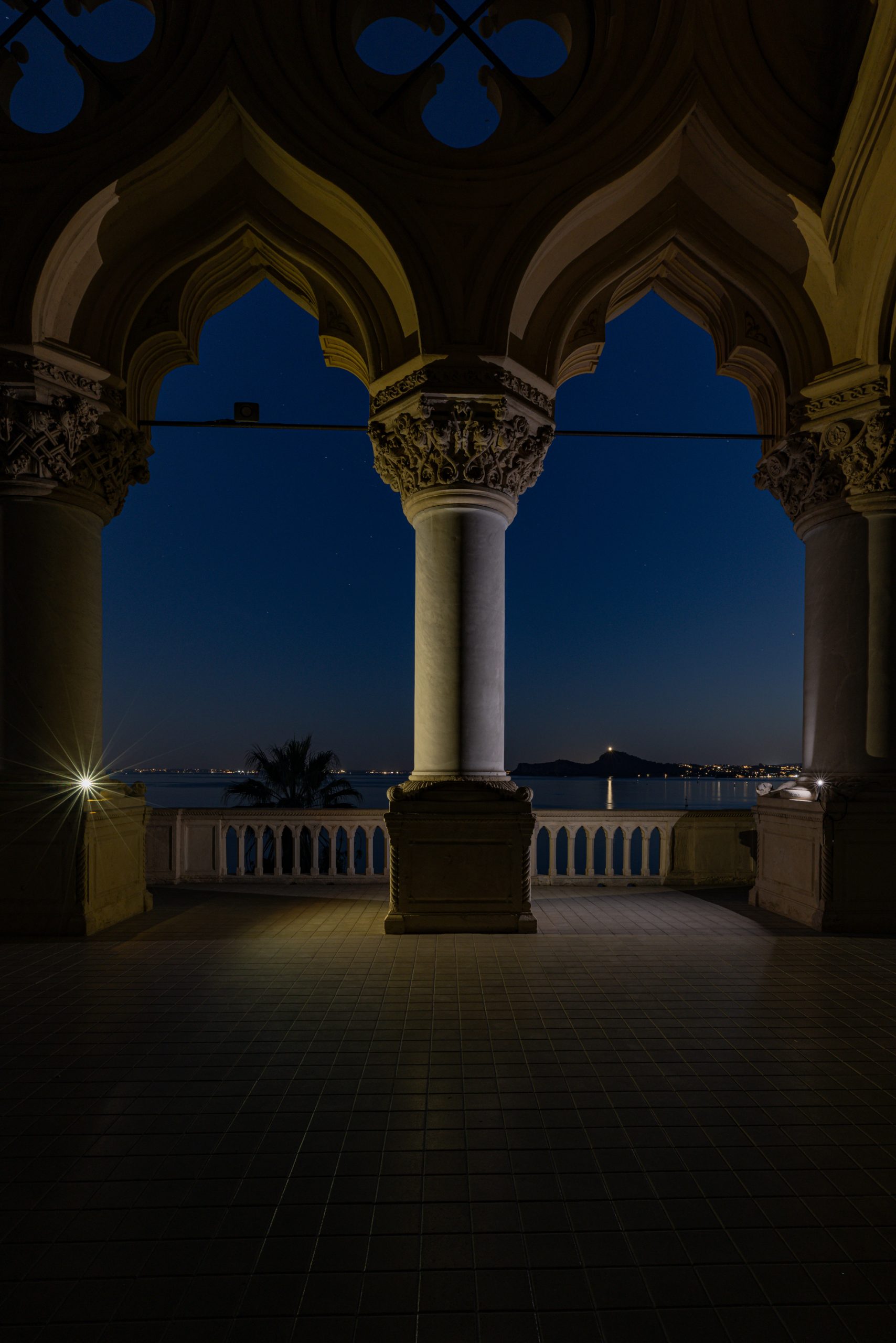 Portico con colonne con vista lago