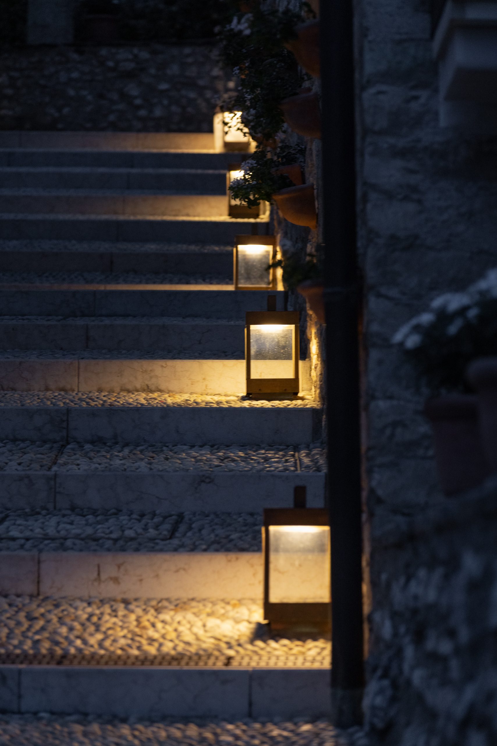 Lampada lanterna illumina scale in pietra