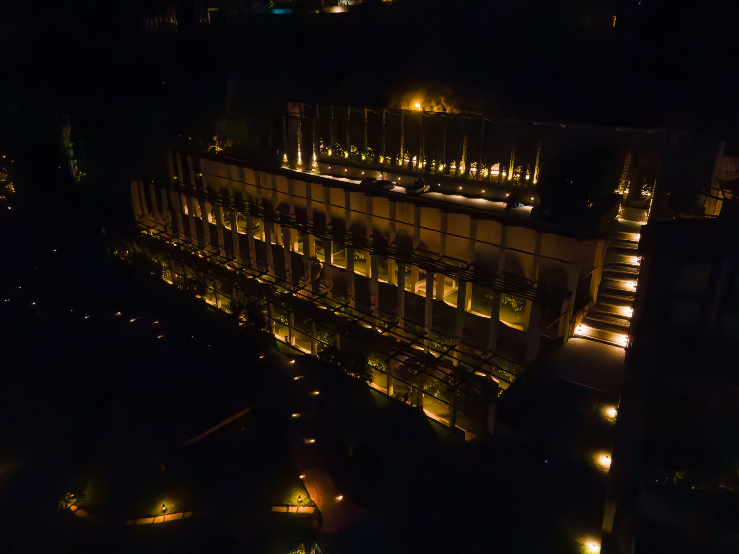 foto limonaia illuminata scattata con un drone