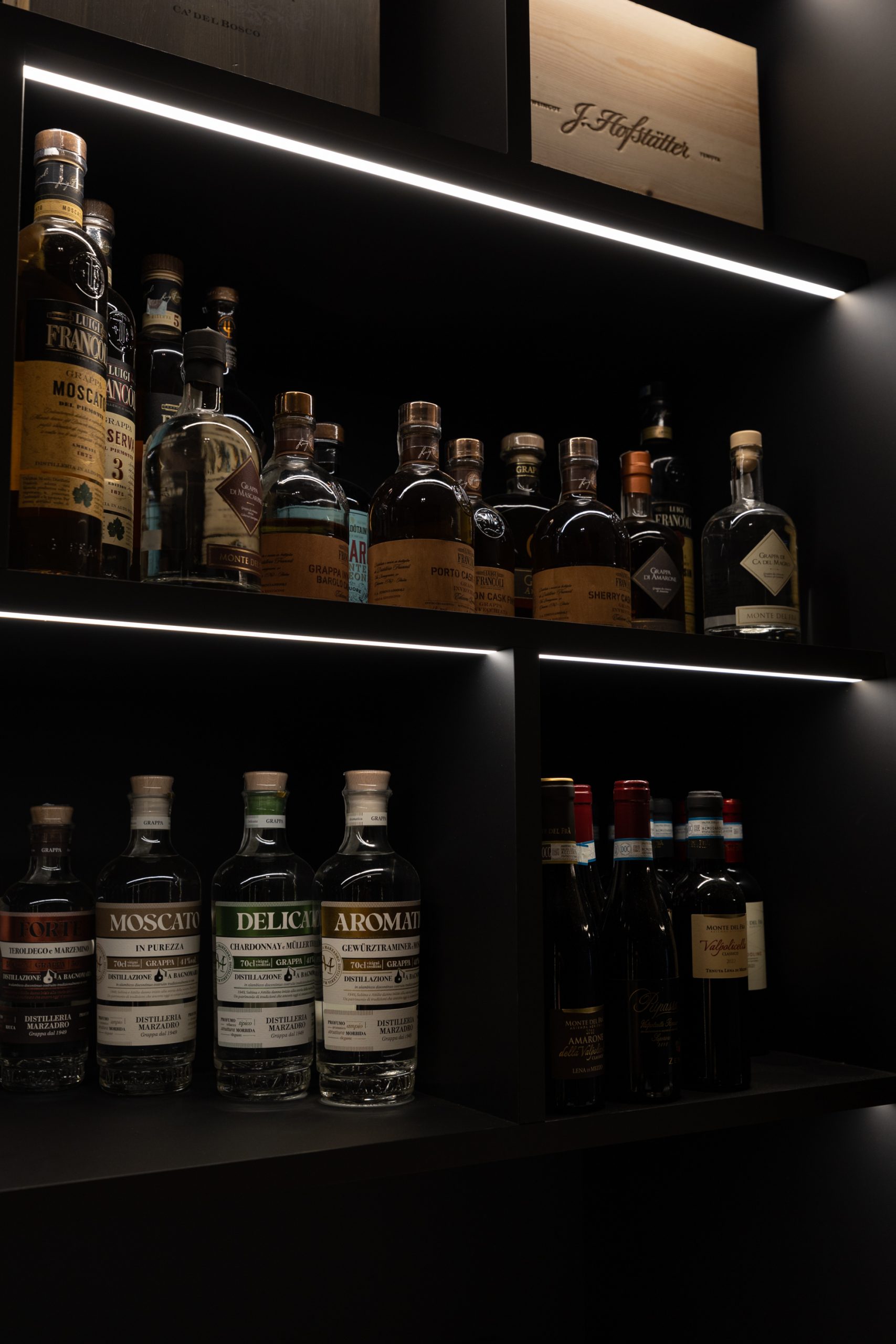 Strisce led per illuminare gli scaffali di una cantina di vini.