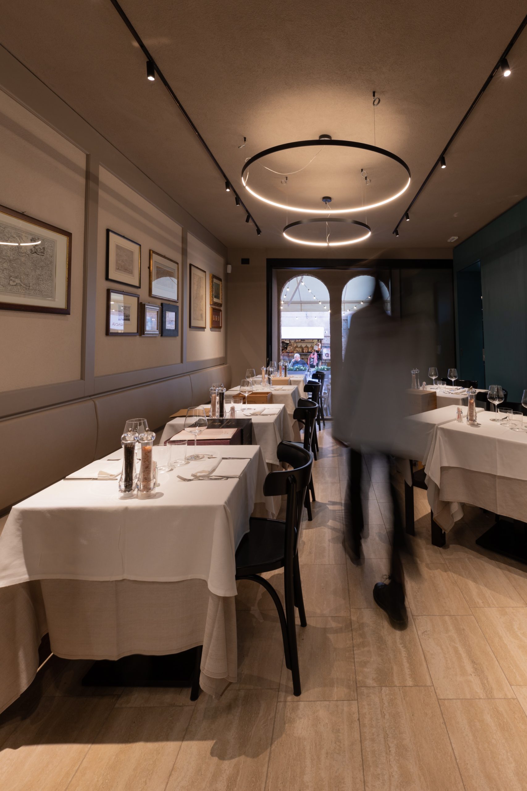 Illuminazione sala ristorante con binari e proiettori per luce direzionabile