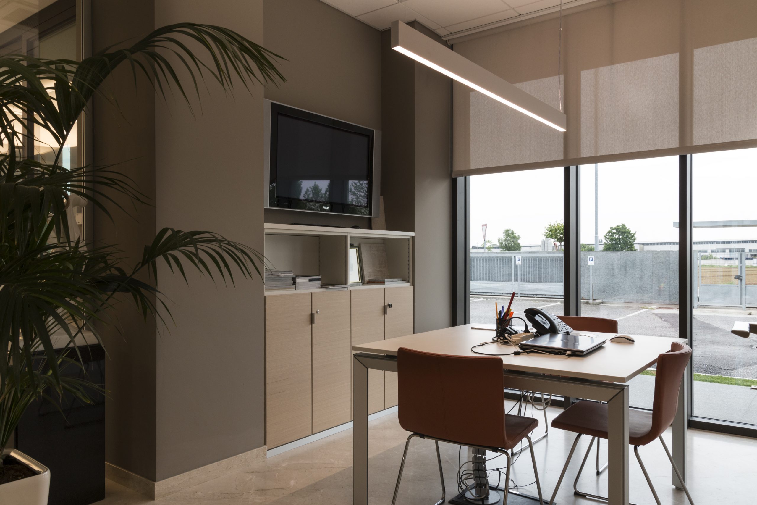 Barra LED a sospensione per illuminare un piccolo ufficio
