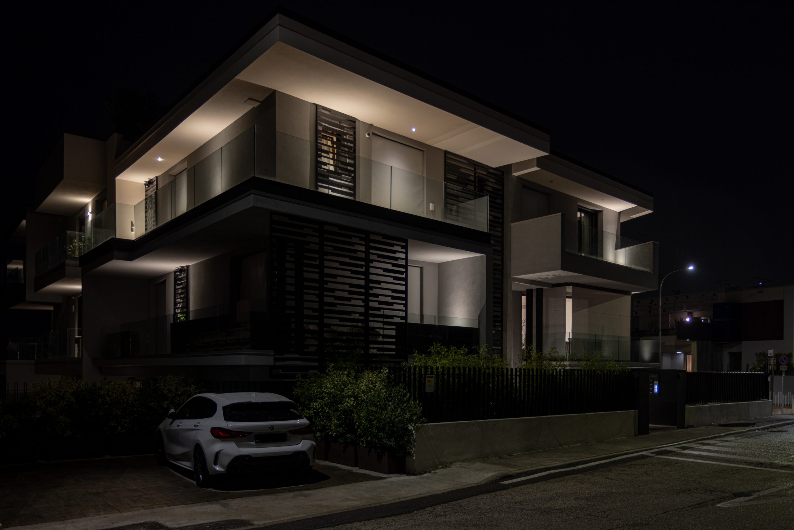 Facciata condominiale illuminata con faretti incassati