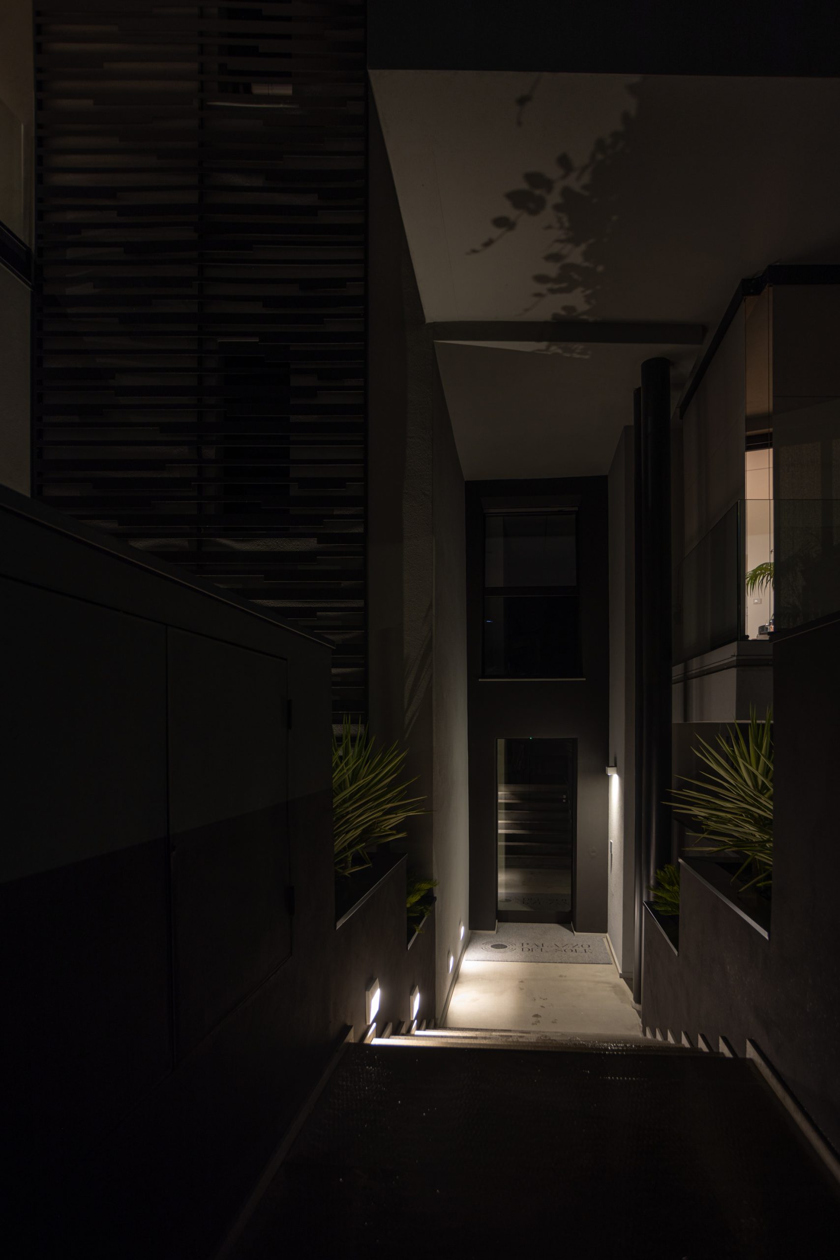 Entrata del condominio con illuminazione tecnica segnapasso