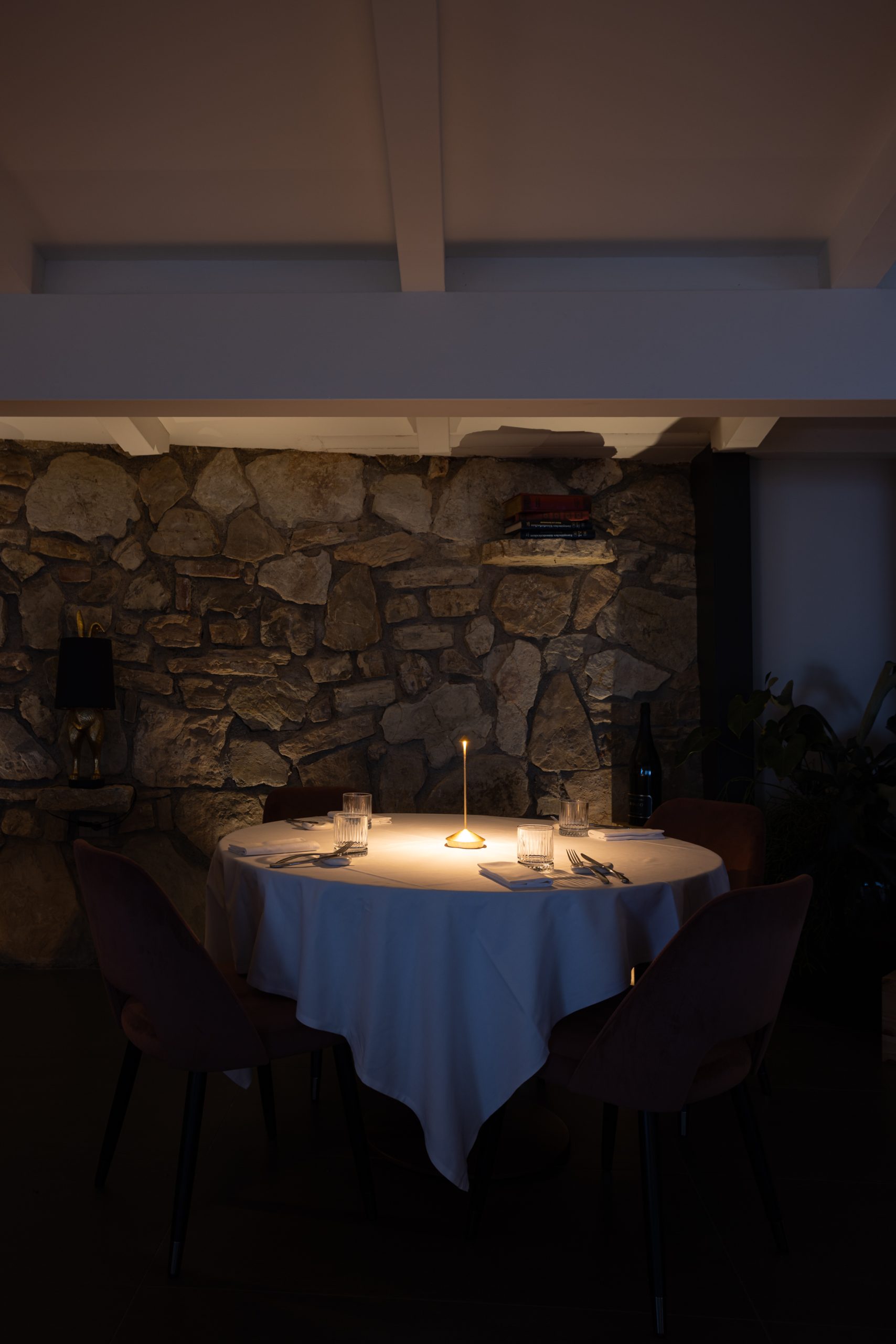 Piccola lampada ricaricabile sul tavolo del ristorante