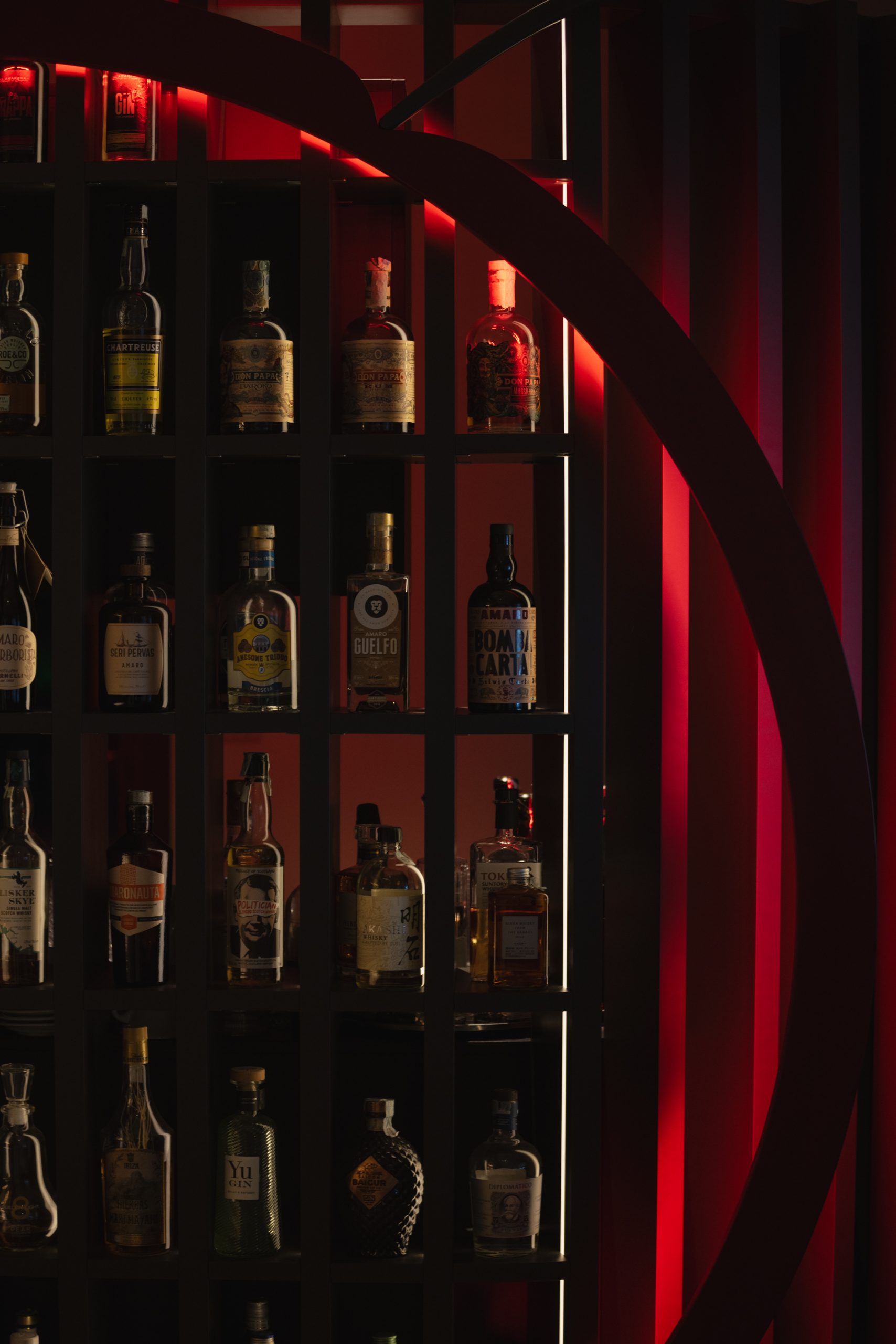 Elegantissima vetrina vini illuminata con strip led